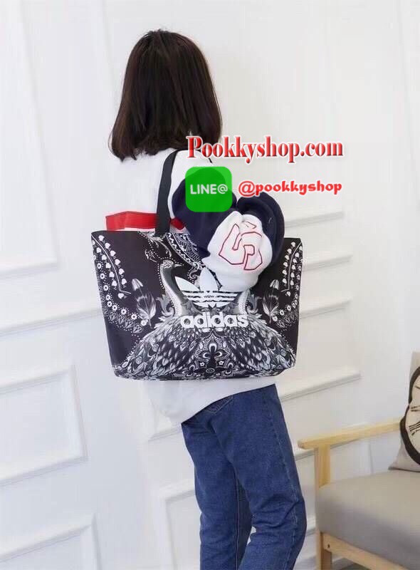 Adidas Original Large Tote Bag กระเป๋าสะพายทรง Tote หรือทรง shopping ใบใหญ่จาก Adidas Factory Outlet วัสดุ Nylon & Polyester 100% เนื้อนิ่มคุณภาพดี น้ำหนักเบาใบใหญ่จุได้เยอะ เปิดปิดด้วยซิปเดียวด้านบน หัวซิปปั้มโลโก้ ภายในมีช่องซิป แยกเก็บของสำคัญ และช่องใ