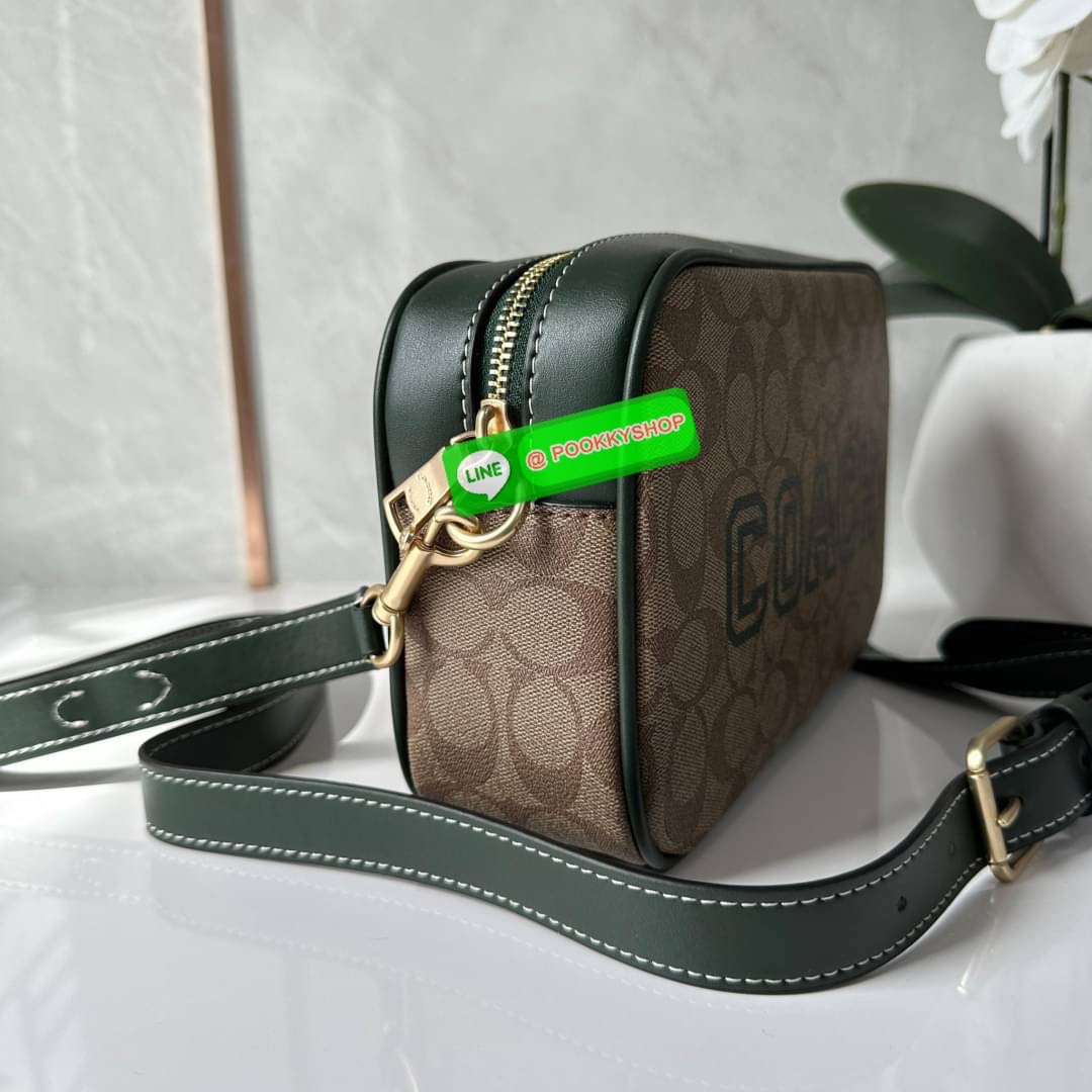 Coach Jamie Camera Bag In Signature Canvas With Varsity Motif (coach ce599) กระเป๋าสะพายข้าง ดีไซน์ยอดฮิตตลอด ไม่ตกเทรน วัสดุหนังแคนวาสตัดหนังแท้ เปิดปิดด้วยซิป ภายในช่องโล่งกว้างมีช่องแยกอเนกประสงค์สามารถใส่โทรศัพท์มือถือได้ทุกรุ่น สามารถใส่กระเป๋าสตางค์