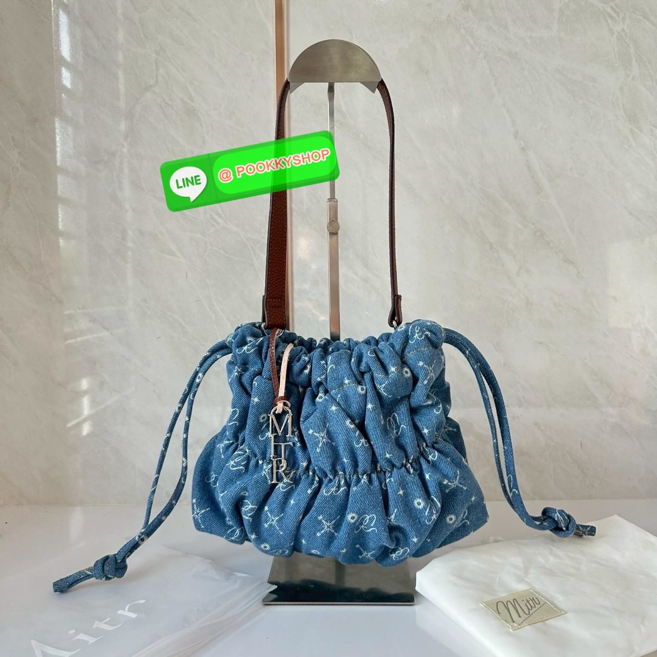 Mitr scrunchy bag 🔖กระเป๋ายีนส์สุดน่ารักเนื้อนุ่มพิมพ์ลาย Monogram ของ Mitr จุของได้เยอะรูปทรงแบบรูดได้ น้ำหนักเบาสุดๆ สะพายเป็น Shoulder Bag หรือถอดสายและถือเป็น Clutch Bag ก็ได้ ดีเทล Charm ห้อยโลหะสีเงิน โดดเด่นสุดๆ