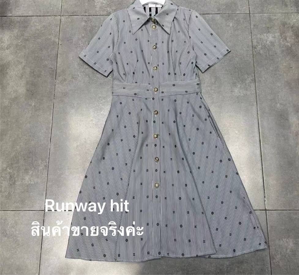 ใหม่ล่าสุด collection Chanel 2022 dress ทรงสวยผ้า jacquard ลายเส้น ปักลายlogo cc และดอก คามืเลียตามแบบฉบับ Chanel กระดุมปั๊ม เป๊ะทุกจุด ผ้าทิ้งตัวมีน้ำหนัก cutting เนี้ยบ งาน high end ห้ามพลาด