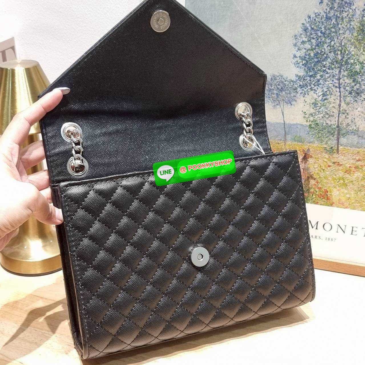 🔆 Model YSL envelope medium shoulder bag กระเป๋าสะพายไหล่สุดฮอต จากเคาน์เตอร์ dutyfree ทรง envelope ดีไซน์เรียบหรู ดูติดแกลมสุดๆ โดดเด่นด้วยโลโก้ด้านหน้า เพิ่มดีเทลความผู้ดี ใช้งานง่ายเพียงแค่เปิด-ปิดด้วยกระดุมแม่เหล็ก ภายในแบ่งสัดส่วนได้ดี มีช่อง