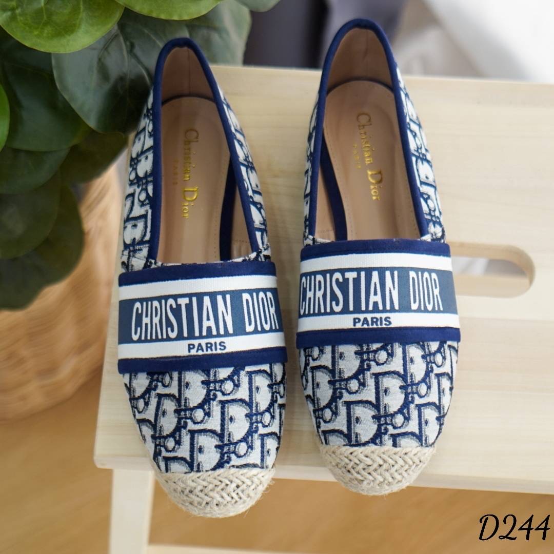 พร้อมส่ง แบบขายใหม่ รองเท้าคัทชู ส้นแบน ทรงสวม งานDIOR ผลิตจากผ้าแคนวาส ตกแต่งคาดหน้าด้วยโลโก้ งานตัวจริงสวยมาก บอกสั้นๆว่า เริ่ด หรู ดูแพงสุดเลยจ้า