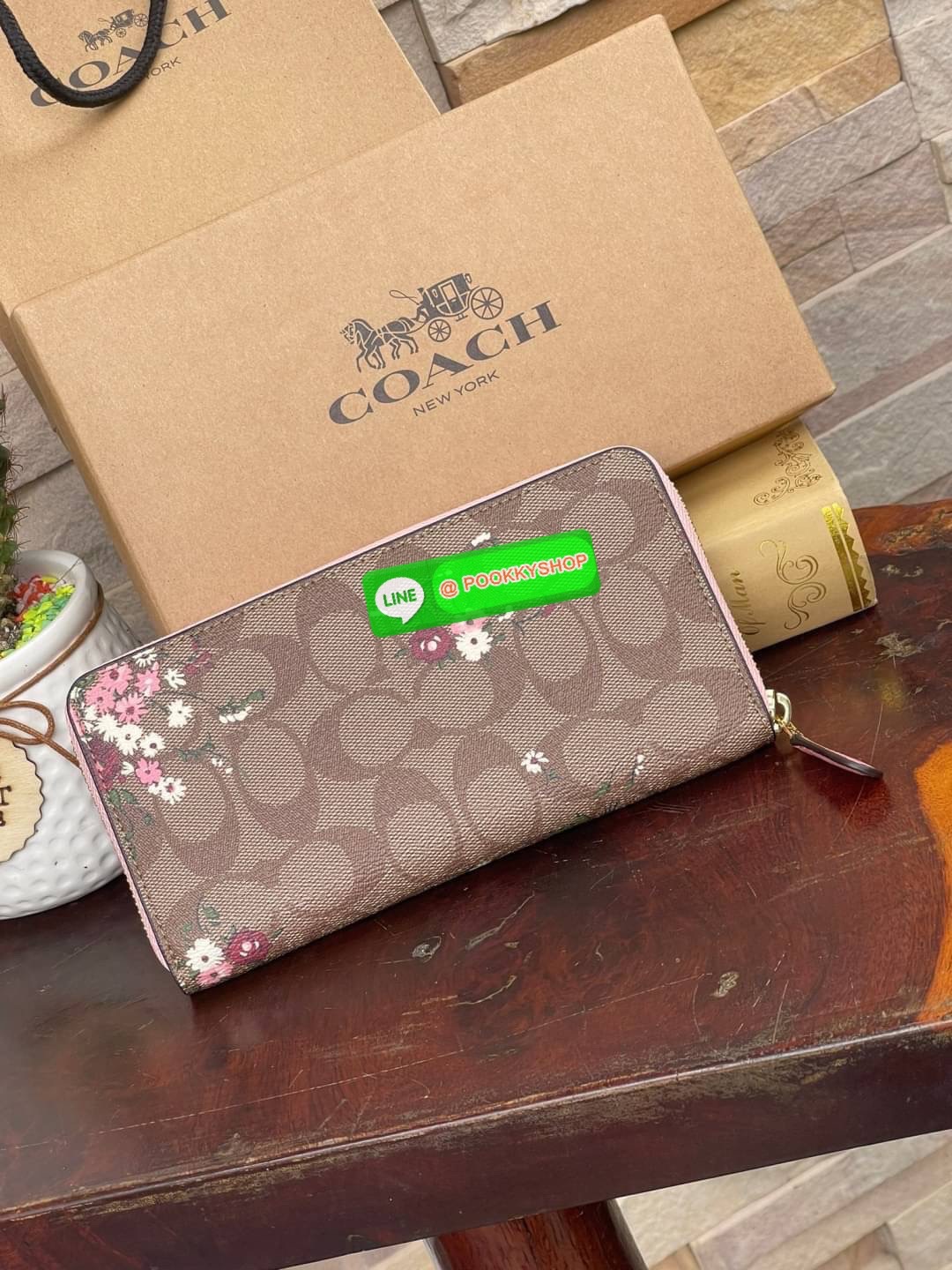 COACH ACCORDION ZIP WALLET IN SIGNATURE CANVAS กระเป๋าสตางค์ใบยาวนี้ที่เหมาะกับการใช้งานทุกรูปแบบ นอกจากเพิ่มความมั่นใจแล้ว ยังทำให้ชีวิตของเราง่ายขึ้นอีกด้วย โดยการเปิดปิดแบบซิปรอบ สามารถใส่ธนบัตร เหรียญ บัตรต่างๆได้หลายใบเลยทีเดียว ขนาดของกระเป๋าสามารถถ