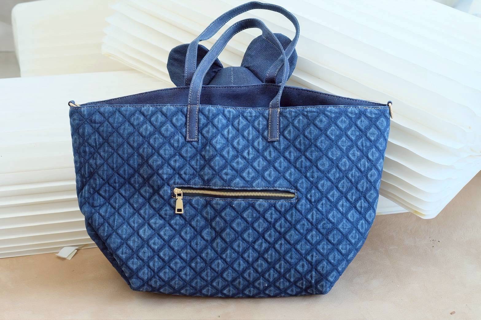 กระเป๋าผ้าเดนิมฟอก มิกกี้เม้าส์ ดิสนีย์ น้องน่ารัก คิ้วส์มาก ใบใหญ่ใส่ของได้จุใจ ด้านบนเป็นซิปรูดได้กว้าง ภายในมีช่องซิปจัดระเบียบ พร้อมช่องซิปด้านหลัง งานดีมาก สวยจัดเลยค่า