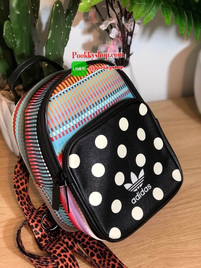 ADIDAS MINI BACKPACK กระเป๋าเป้หรือสะพายหนังPu คุณภาพดี สไตล์ Sport ขนาดมินิ น้ำหนักเบา ด้านหน้ามีโล้โก้และช่องซิป เปิดปิดด้วยซิปสะดวกใช้ หัวซิปแบรนด์ ภายในมีช่องใส่ของ หูจับถนัดมือ สายสะพายปรับได้ตามต้องการ สามารถสะพายเป็นเป้ หรือกระเป๋าสะพาย Crossbody ใ