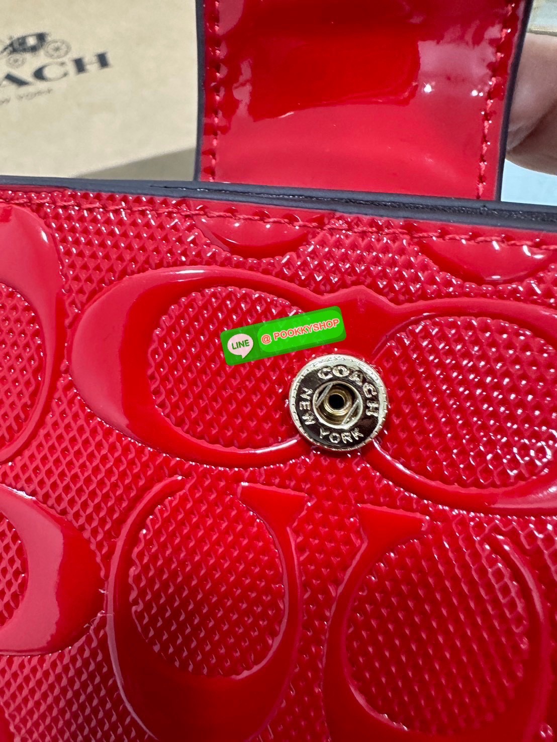 ❤️COACH MEDIUM CORNER ZIP WALLET IN SIGNATURE CANVAS💜 คอลเลคชั่นใหม่งานหรู งานดูแพง จัดให้เลย!! กระเป๋าสตางค์ใบกลาง ดีไซน์ใหม่ สุดหรู แค่เห็นก็ต้องเลิฟ ถือใช้ขับผิวทุกสี วัสดุหนังแท้ปั๊มลายนูนสวยคม ภายในมีช่องใส่บัตร ใส่ธนบัตรได้ครบ และมีช่