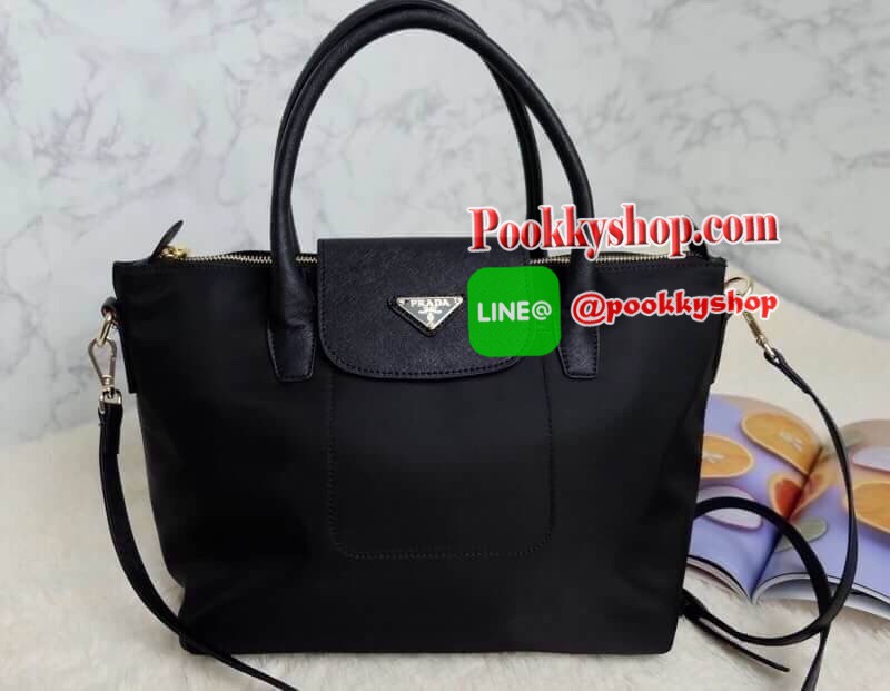 Re-stock Best seller พรีเมี่ยมกิ้ฟจากเคาเตอร์ต่างประเทศ กระเป๋า สวยๆ จาก แบรนด์ PRADA เป็นกระเป๋า ใบสวยรุ่นหายาก ขนาดกำลังดี เลิศมาก ใช้แล้วไฮโซ สวยเกินราคาแน่นอนคะ ภายในมีช่องแบ่ง เก็บของอย่างดี ใบนี้ ห้ามพลาดเลย มาจำนวนจำกัดนะคะ