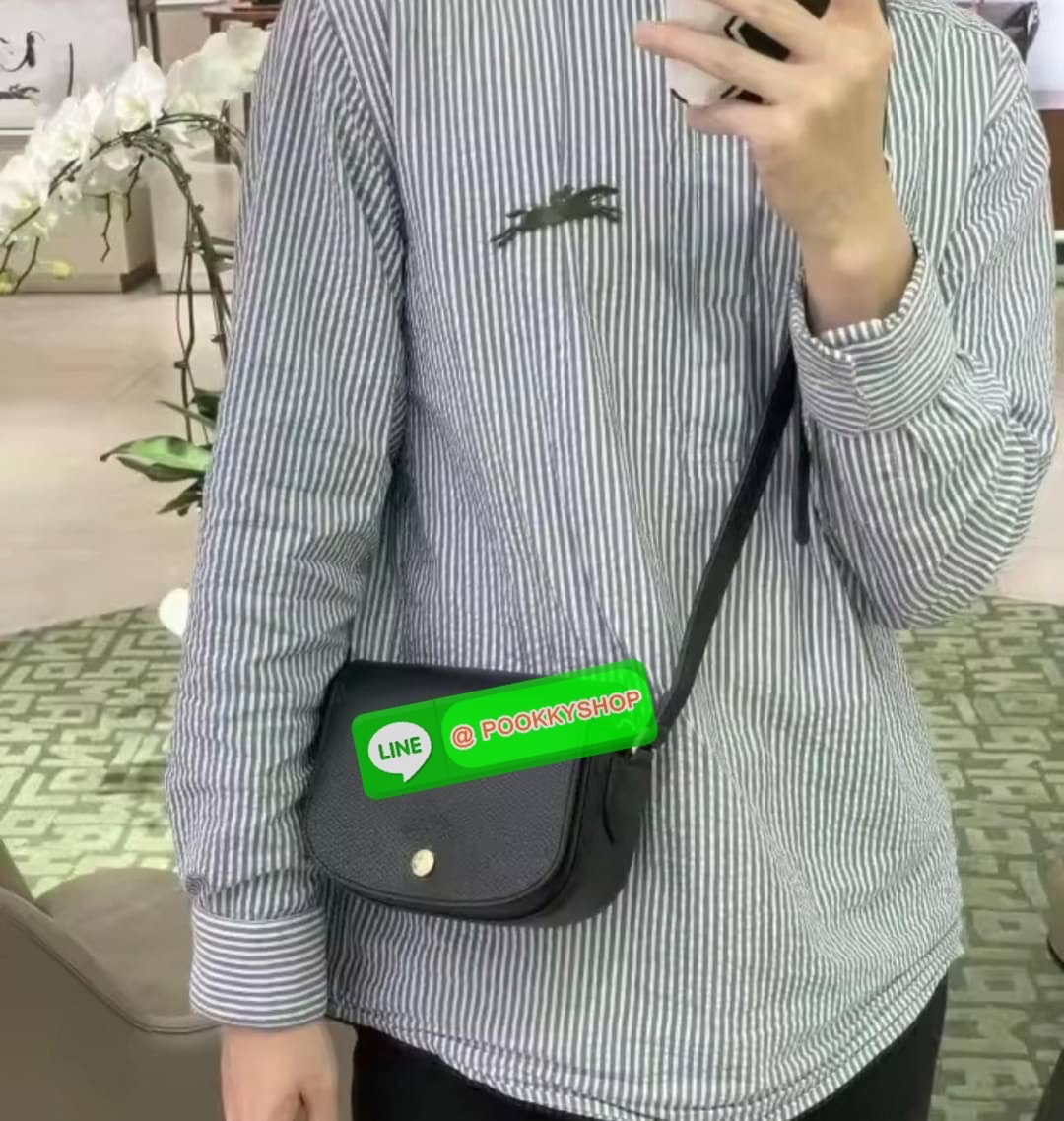 💕Longchamp Epure Crossbody Bag ด้วยรูปแบบที่ชวนให้นึกถึงฝาพับของ Le Pliage กระเป๋าสะพายข้างขนาดเล็กใบนี้มีทั้งความอ่อนเยาว์และความเป็นผู้หญิงในเสน่ห์ของมัน โดดเด่นด้วยรูปทรงกระเป๋าแบบอานม้า ยกย่องให้กับตำนานนักขี่ม้าของ Longchamp EPURE สายสะพายซึ่