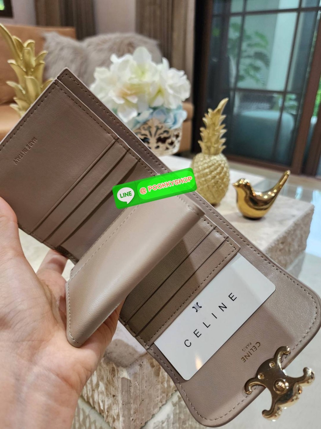 ✴️Don't Miss!✴️CELINE SHORT WALLET VIP GIFT WITH PURCHASE (GWP) กระเป๋าพรีเมี่ยมกิ๊ฟ Limited จาก CELINE HAUTE PARFUME DUTYFREE COUNTER หนังเรียบสวยอยู่ทรงมีโลโก้ด้านหน้าเปิดปิดด้วยฝาพับกระดุม ภายในมีช่องแบ่งหลายช่อง มีช่องใส่บัตรหลายช่อ