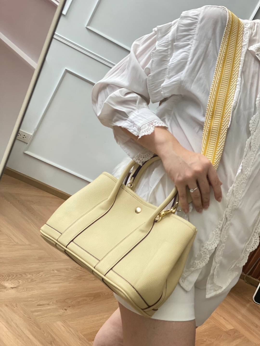 Restock อีกครั้ง รุ่น GD 30 cm หนัง PU premium Soft togo หนังนุ่ม สวยมากก จุของได้เยอะสุดๆ ภาพในสวยหรูบุเป็นผ้า Canvas ประกบฐานด้วย PU premium งานคัตติ้งสวยมาก มาพร้อมกับเซตกระเป๋าผ้า Canvas อีก 1 ใบ และสายสะพาย 2 เส้น คุ้มมสุดด