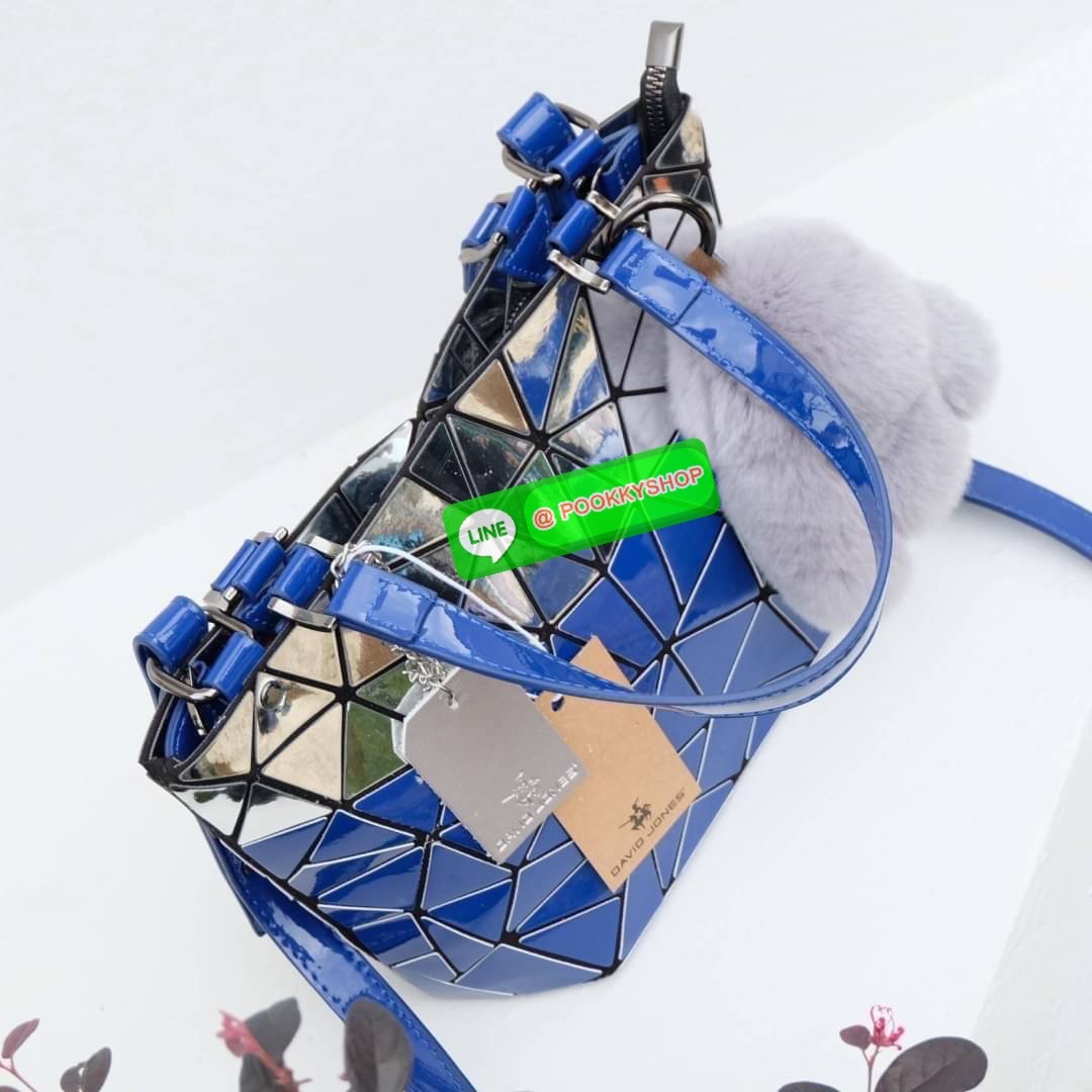 กระเป๋า ทรง Tote ตัวกระเป๋าเย็บติด ด้วยแผ่นอคิลิค สุดหรู ดีไซน์เกร๋ จุดเด่นที่ น้ำหนักเบา สามารถ ถือ หรือ สะพายไหล่ได้คะ ใบใหญุจุของคุ้ม แต่น้ำหนักเบาคะ มีใบเดียวจบ ควรมีติดตู้คะแนะนำเลย