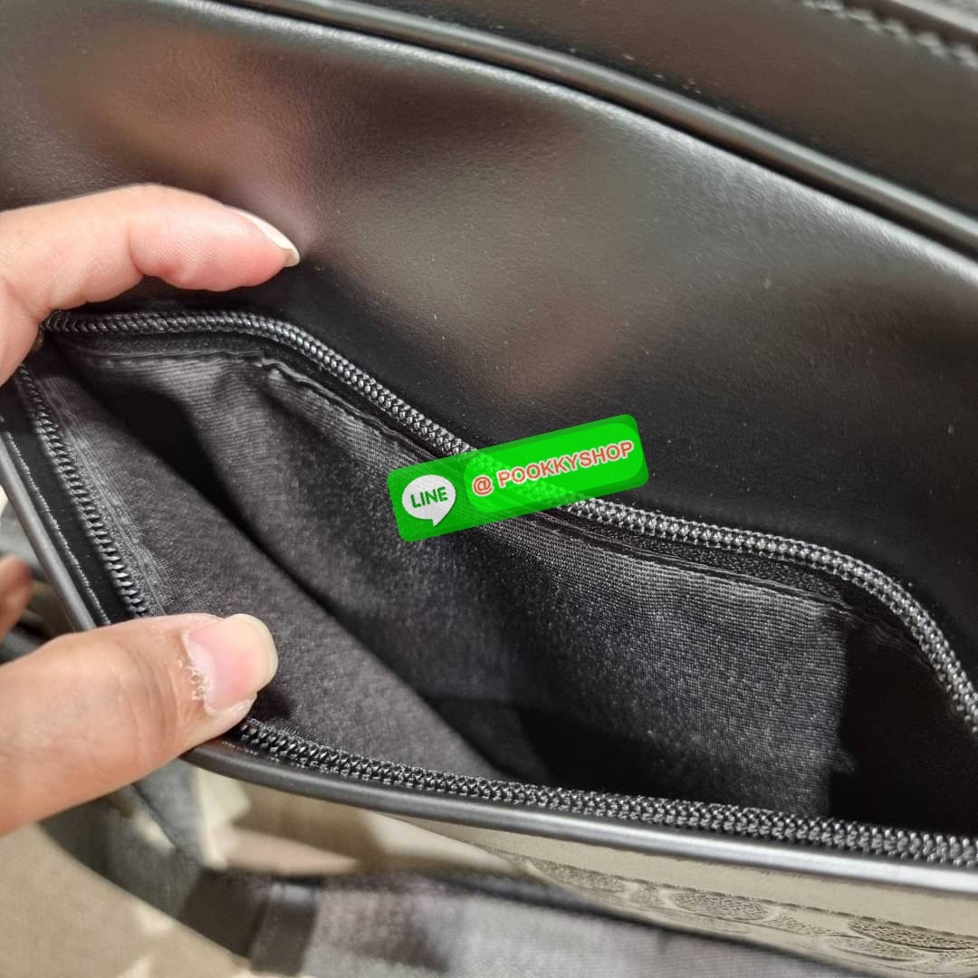 COACH F28455 CHARLES CAMERA BAG IN SIGNATURE LEATHER รุ่นสุดฮิตที่หนุ่มๆเค้ารู้กัน กับกระเป๋าสะพายข้างทรงแมสเซนเจอร์ ที่อัพเลเวลความหรูด้ายลายปั๊มซิกเนเจอร์นูน บนวัสดุหนัง crossgrain ตัดสลับด้วยหนังแท้ สัมผัสดีทั้งใบ มีช่องซิปให้ด้านหน้า และช่องย่อยด้านหล