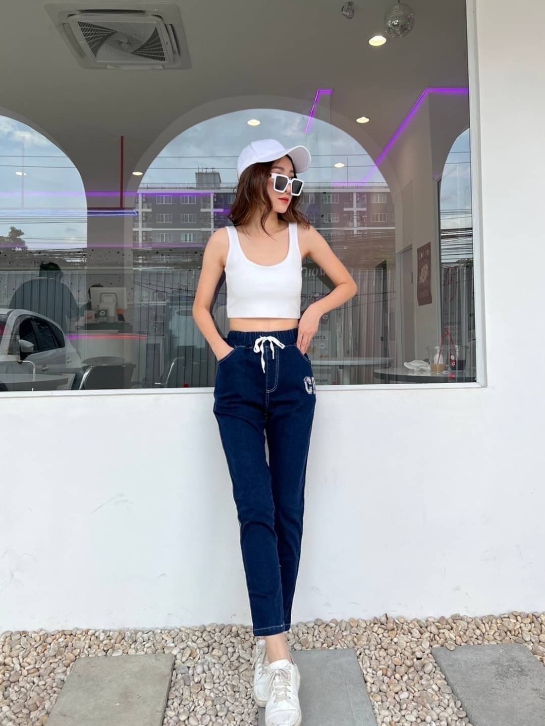 พร้อมส่ง!!! กางเกงยีน Dior งานป้ายแต่งแถบโลโก้กางเกงยีนยืด แต่งแถบปักโลโก้ เอวสม็อคสวยใส่สบายมาก ผ้ายืดเยอะคุณภาพดีมาก10/10 lable Dior