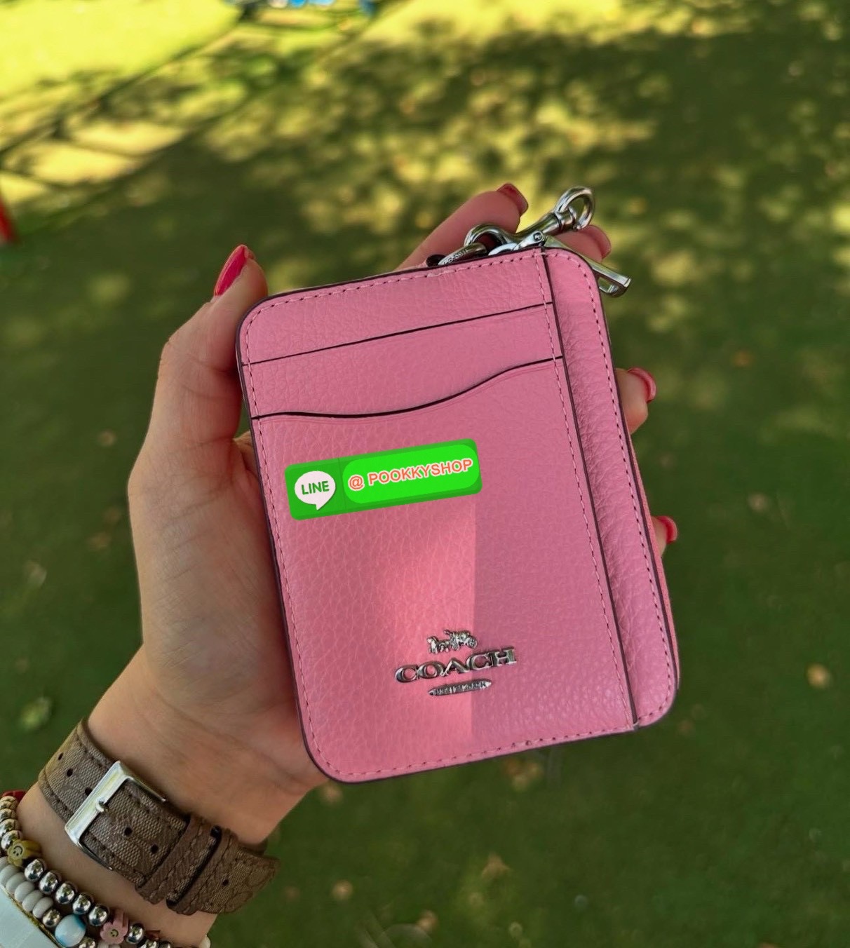 💗Coach C0058 Zip Card Case In Signature Canvas💗 กระเป๋าใบนี้นอกจากช่องใส่บัตรแล้ว ด้านหลังยังมีช่องสำหรับใส่ธนบัตรหรือเหรียญสามารถเปิดปิดได้ด้วยซิป เพิ่มลูกเล่นเป็นสายโซ่คล้องมือ หรือคล้องกับกระเป๋าก็ได้เช่นกัน ขนาดกะทัดรัด พกพาสะดวก การดู