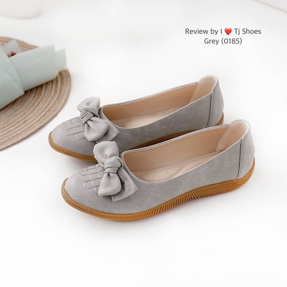 พร้อมส่งรองเท้าเพื่อสุขภาพ ที่ทั่งเกร๋ทั้งน่ารักสุดๆ รองเท้ารุ่นนี้เป็นงานสั่งทำพิเศษ หนังนิ้มนิ่ม พื้นบุนวมนิ่มทำให้ใส่สบายเท้าขึ้น น้ำหนักเบา ใส่นุ่มเดินทั้งวันได้สบายมากๆ ส้นยางเกรดพรีเมี่ยมอย่างดี แมทกับชุดอะไรก็เกร๋ เป็นรุ่นแนะนำ ซื้อไปรับรองไม่ผิดหว