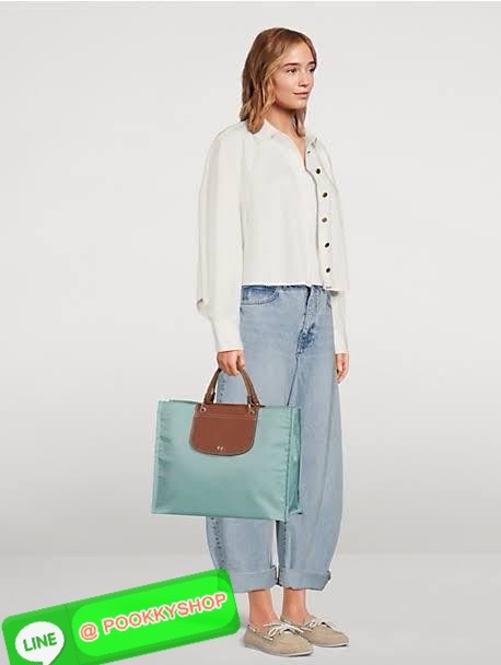 LONGCHAMP Cabas Tote bag L กระเป๋าโท้ทขนาดใหญ่ใช้ในชีวิตประจำได้หลายรูปแบบ ช่วยเพิ่มบุคลิกด้วยความสง่างาม มีกระดุมสแน็ปที่ปากกระเป๋า วัสดุไนลอนอันเป็นเอกลักษณ์ที่มีความยืดหยุ่นและน้ําหนักเบา