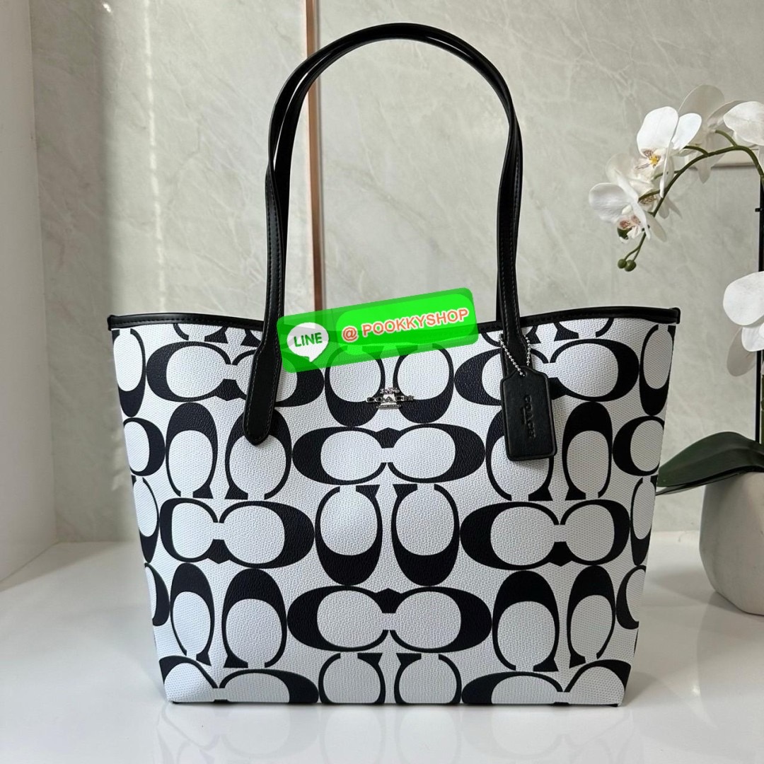 CITY TOTE IN SIGNATURE CANVAS (COACH CP072) 🔖กระเป๋าถือ/คล้องไหล่ทรงโท้ท 🔖วัสดุแคนวาสสลับหนังแท้ 🔖เปิด-ปิดด้วยกระดุมแป็ก ภายในเป็นช่องโล่ง มีช่องซิป1ช่อง 🔖หูหิ้วในตัว