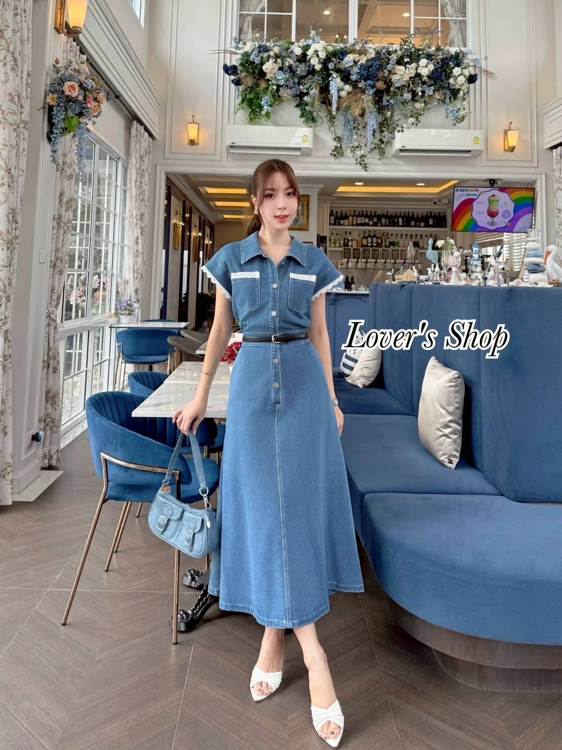 เดรสยีนส์แต่งลูกไม้ ดีเทลทรงแขนล้ำ ทรงโอเวอร์ไซส์ ใส่สบายๆค่ะ ทรงปล่อยๆไม่รัดรูป มาพร้อมเข็มขัดหนังสีดำ ช่วงกระโปรงมีกระเป๋าข้าง เนื้อผ้ายีนส์หนากำลังดี ผ้าใส่สบาย ผ้าไม่ยืดนะคะ งานกระดุมหน้า ด้านหลังไม่มีซิบนะคะ ลุคนี้ใส่ชิวๆ ได้หลายโอกาศ ใส่เที่ยว เดินห