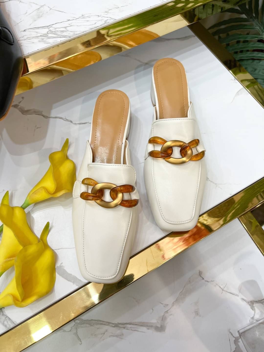 𝙉𝙀𝙒 𝙉𝙀𝙒 ‼️ รองเท้าสไตล์เกาหลีเกาใจมาแล้วทรงนี้เป็นทรงที่ทุกคนต้องมี คลาสสิครุ่นนี้น่ารักมาก ทรงหัวตัดมีความโซ่อะไหล่ทองคาดส้นไม่สูงพื้นนิ่มใส่สบายคู่นี้แมทช์กับเสื้อผ้าง่าย