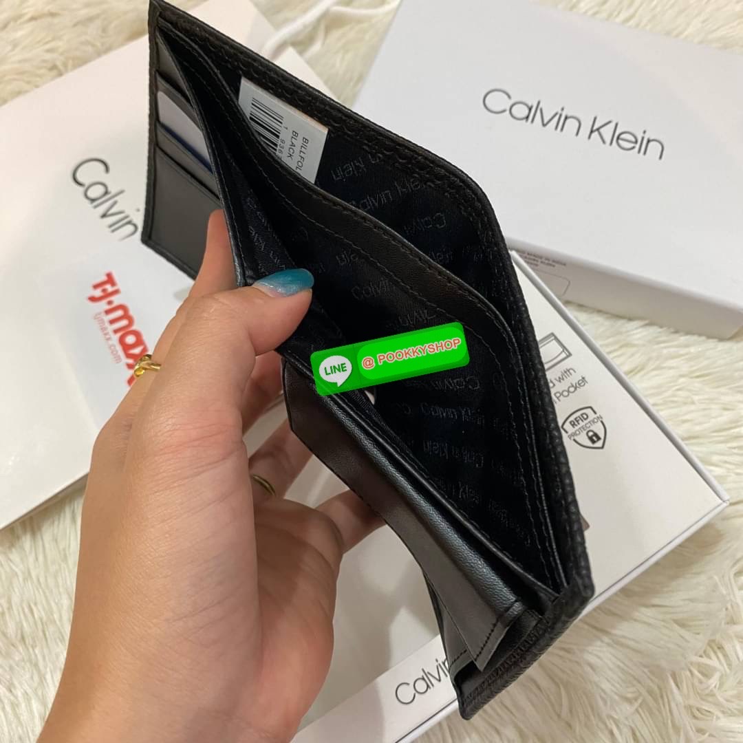 Calvin Klein Bifold Leather Short Wallet กระเป๋าสตางค์ใบสั้น และ ที่ใส่บัตรย่อยแบบเป็นสัดส่วน หนังดี นุ่มมือ รูปลักษณ์เรียบหรูแต่เท่ห์ตามแบบฉบับของแบรนด์Set นี้มาเท่าไรก็หมดคะ รีบจับจองนะคะ มาพร้อมถุงกระดาษแบรนด์และกล่องจ้า สุดคุ้มมอบให้เป็นของขวัญหรือใช้