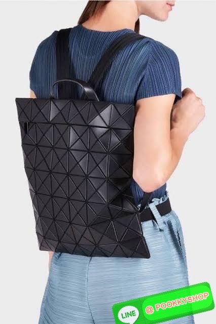 💕BAO BAO ISSEY MIYAKE FLAT PACK BACKPACK รุ่นนี้มีขนาดปานกลาง ไม่เล็กไม่ใหญ่จนเกินไป ดีไซน์เก๋ตามแบบฉบับของแบรนด์ มองเผิน ๆ อาจจะคิดว่ากระเป๋าแบนคงจุของได้ไม่เยอะ แต่บอกเลยว่าใส่ของได้เยอะกว่าที่คิด ด้วยดีไซน์รูปทรงสามเหลี่ยมที่ประกบกัน เมื่อใส่ขอ