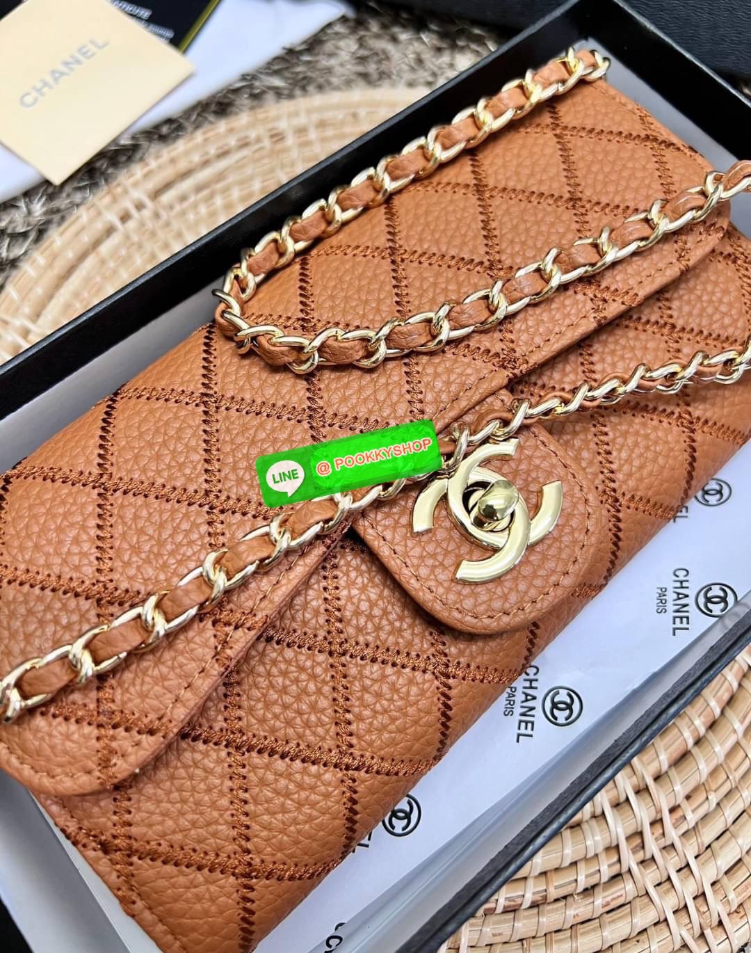 New in! สวยกริปมากๆค่ะ สาวๆที่มีบัตรเยอะๆหรือชอบพกเงินสดเยอะๆ แนะนำรุ่นนี้เลยค่ะ ไม่ผิดหวังแน่นอน CHANEL CHAIN WALLET//CLUTCH BAG ((vip gift ตปท)) พร้อมส่ง บอกเลยน้องสวย ไร้ที่ติเลยค่า! กับกระเป๋าสะพายแบบครอสบอดี้ร์หรือถือแบบคลัทเป็นกระเป๋าเงินเก๋ๆได้เลยค