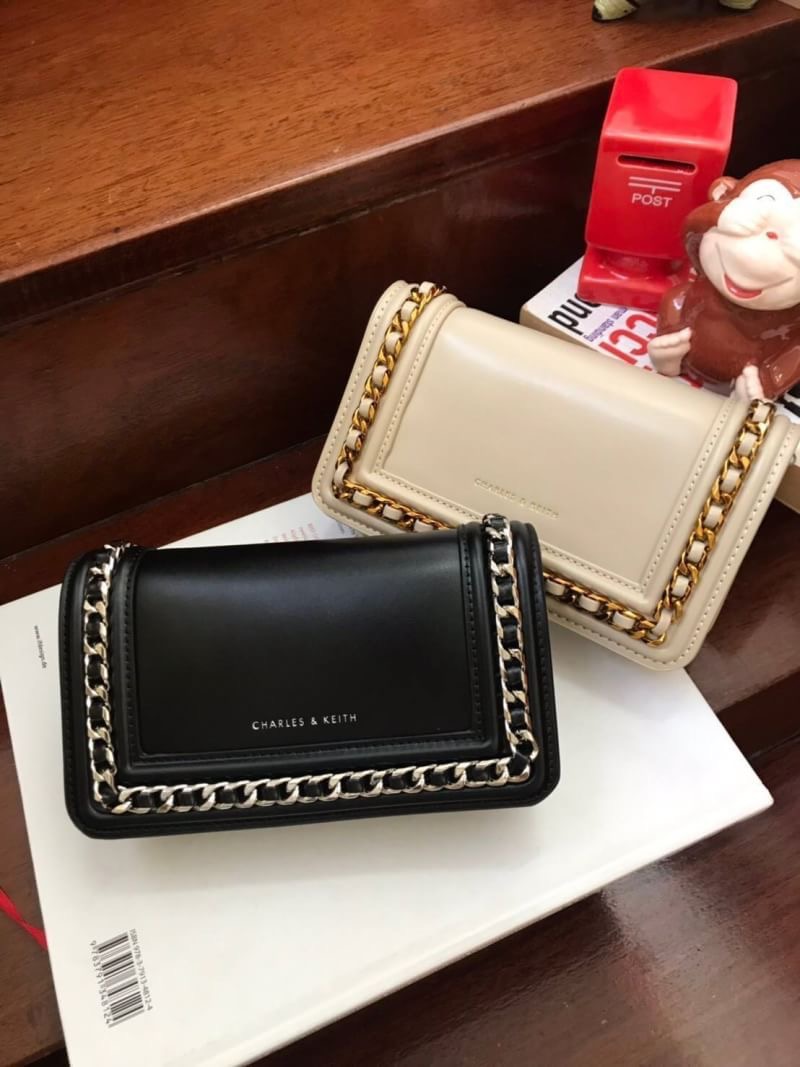 Charles&Keith Chain Rimmed Clutch กระเป๋าสะพายรุ่นใหม่!!ทรงcrossbodyหรือถอดสายถือเป็นทรงคลัชท์ได้ มีดีเทลโซ่ร้อยหนังรอบใบ เปิดปิดด้วยกระดุมแม่เหล็กใช้งานง่าย ภายในมีช่องซิป ช่องเสียบบัตรและช่องใหญ่ใส่ตระกูลพลัสได้ แยกเป็นสัดส่วน มาพร้อมสายสะพายแบบโซ่ต่อหน
