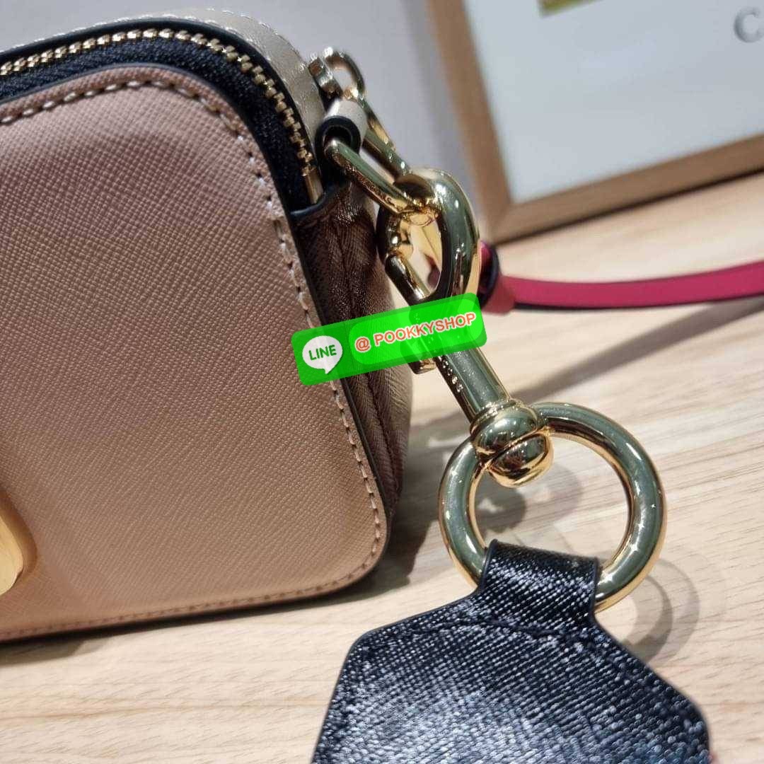 MARC JACOBS THE SNAPSHOT CAMERA BAG ไอเท็มยอดฮิตที่โดดเด่นเป็นเอกลักษณ์ กับกระเป๋าสะพายข้างสุดปัง เรียกได้ว่าไม่ซ้ำใคร!! วัสดุหนังวัว สวยอยู่ทรง เปิด-ปิดกระเป๋าด้วยซิป มีซิปหลัก 2 ช่อง แบ่งสัดส่วนไว้ดีมาก มาพร้อมสายสะพายสปอร์ตเส้นใหญ่ ที่ออกแบบโทนสีมาให้เ