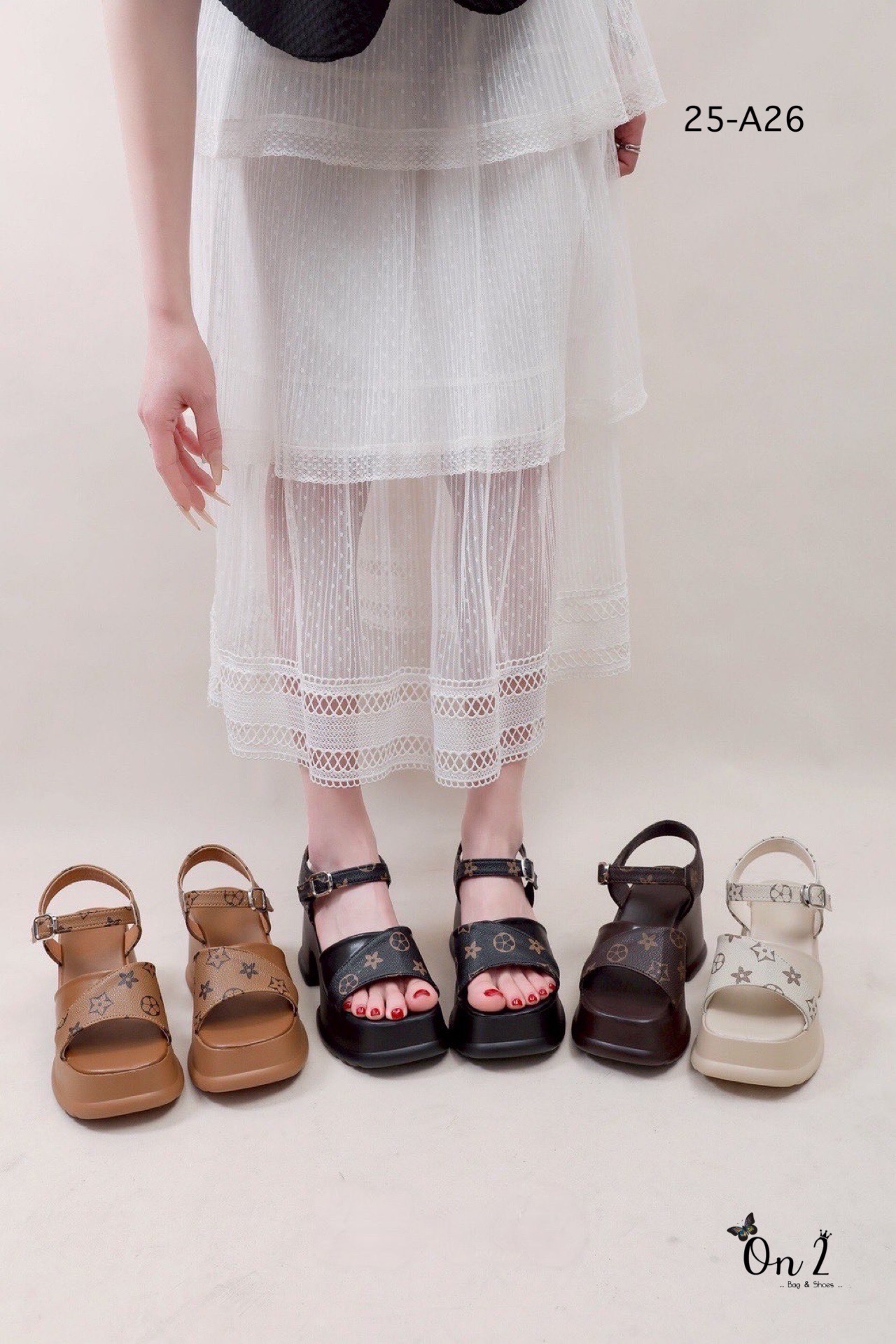 รองเท้าส้นตึกแฟชั่นดีไซน์หรู ใส่ง่ายแมทช์ได้ทุกลุค ✨ พื้นสูงกำลังดี ช่วยเพิ่มความสูงและเสริมขาเรียว สายรัดข้อเท้าปรับได้ กระชับเท้า เดินมั่นใจไม่ลื่น วัสดุหนังนุ่มใส่สบายไม่กัดเท้า น้ำหนักเบา สีสุดคลาสสิก เหมาะทั้งใส่เที่ยว ใส่ทำงาน หรือออกงาน