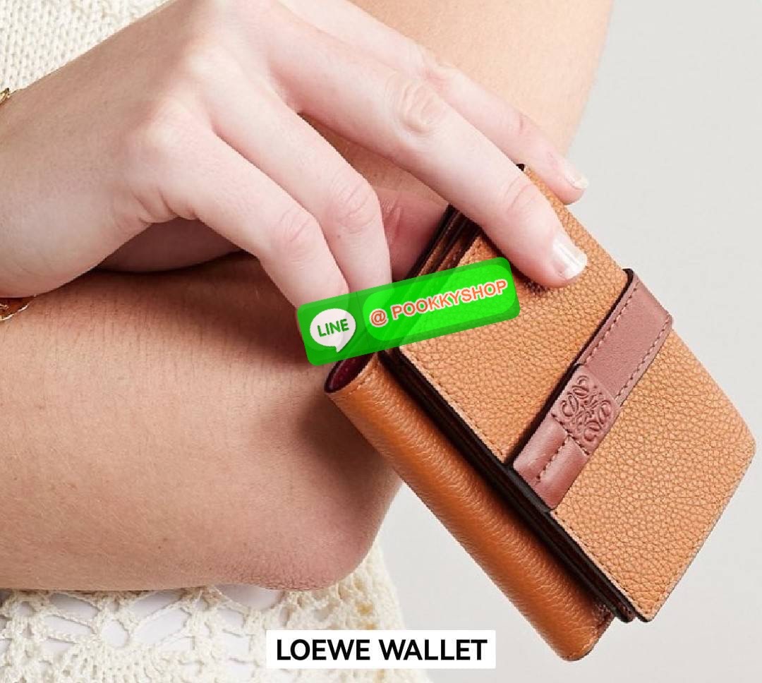 ✴️Don't Miss!✴️NEW! LOEWE SHORT WALLET VIP GIFT WITH PURCHASE กระเป๋าพรีเมี่ยมกิ๊ฟ Limited จาก LOEWE DUTYFREE COUNTER วัสดุหนังแท้เทคเจอร์สวยอยู่ทรงปั้มโลโก้แบรนด์ด้านหน้าเปิดปิดด้วยกระดุม ภายในมีทั้งช่องใส่รูป ช่องใส่ธนบัตร ใส่แบงก์พัน