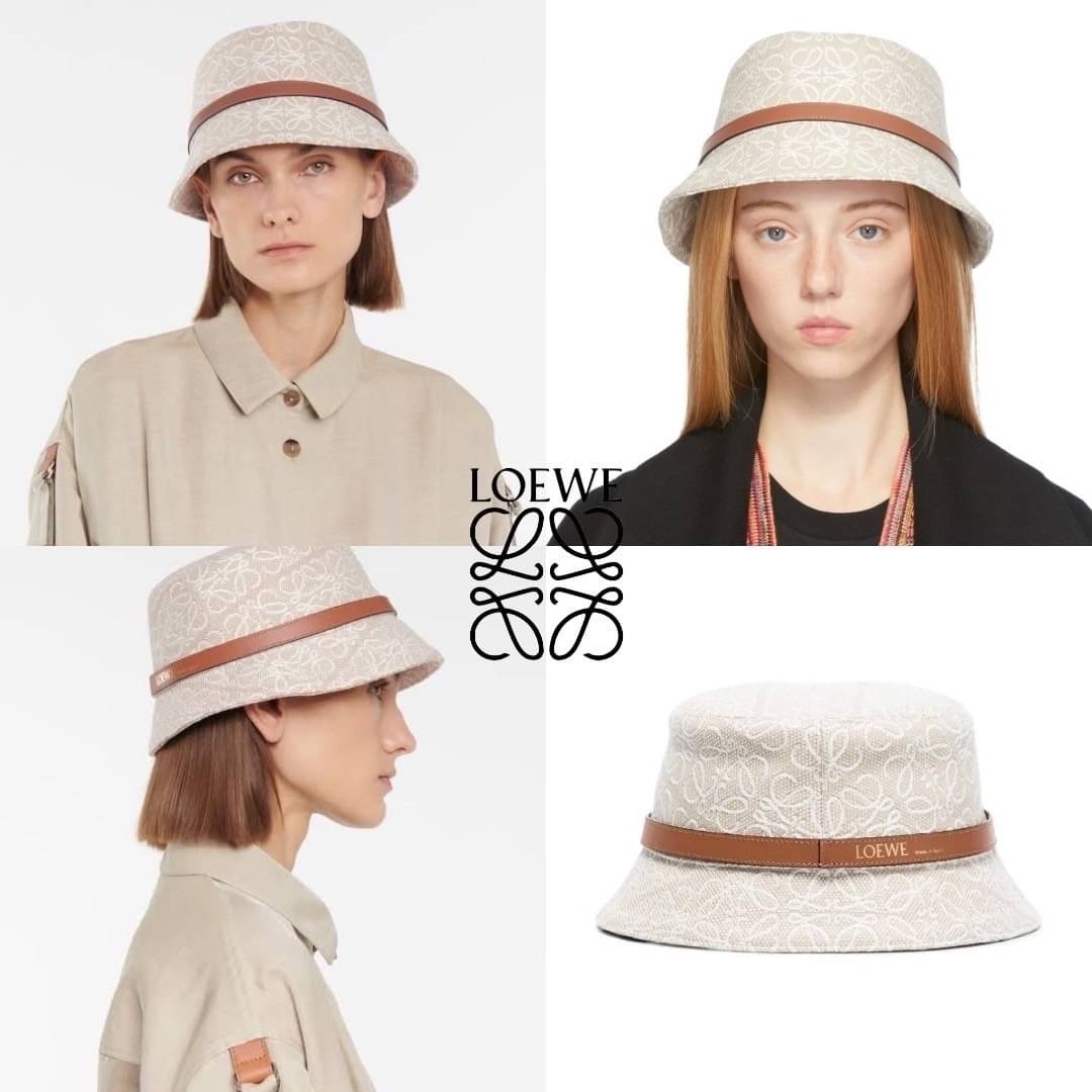 NEW ARRIVAL!!! 👑LOEWE ANAGRAM COTTON & LEATHER BUCKET HAT👑 หมวกบัคเก็ตงานใหม่ชนชอป LOEWE ผ้าลายโลโก้ คาดด้วยสายหนังสีน้ำตาลโลโก้สีทอง มีซับด้านใน สาวๆห้ามพลาดเลยคร่าา