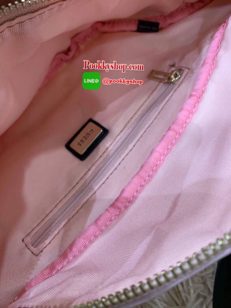 Guess Adjustable belt strap waist bag กระเป๋าทรงคาดอกคาดเอวทรงยอดฮิตแห่งปี ออกมาให้ยลโฉมอีกรุ่นด้วยการใช้งานที่ง่ายและคล่องตัว มีหัวซิปสามเหลี่ยมโลโก้แบรนด์เป็นสัญลักษณ์ ใส่โทรศัพท์มือถือได้ทุกรุ่น สายสะพายปรับได้ฟรีไซส์ สวยดูโฉบเฉี่ยวเอาใจวัยรุ่นเลยคร้า!