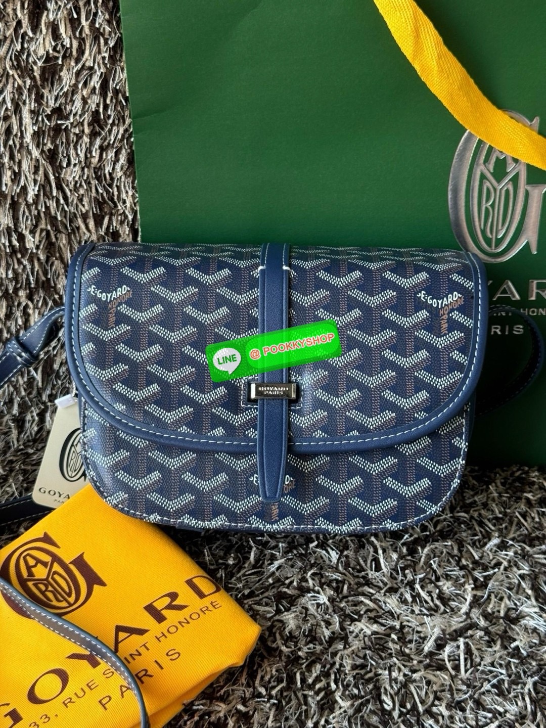 Goyard belvedere pm แบรนด์ดังจากฝรั่งเศส เรัยบหรูแต่ดูสง่า สะดุดตาด้วยลายเฉพาะตัว วัสดุที่นำมาตัดเย็บกระเป๋าเป็นวัสดุผ้าใบ Canvas ที่มีชื่อเรียกว่า “Goyardine” ซึ่งเป็นผ้าใบที่เป็นการผสมผสานระหว่างผ้าฝ้าย (Cotton), ผ้าลินิน (Linen) และ ผ้าป่าน (Hemp) ทำกา