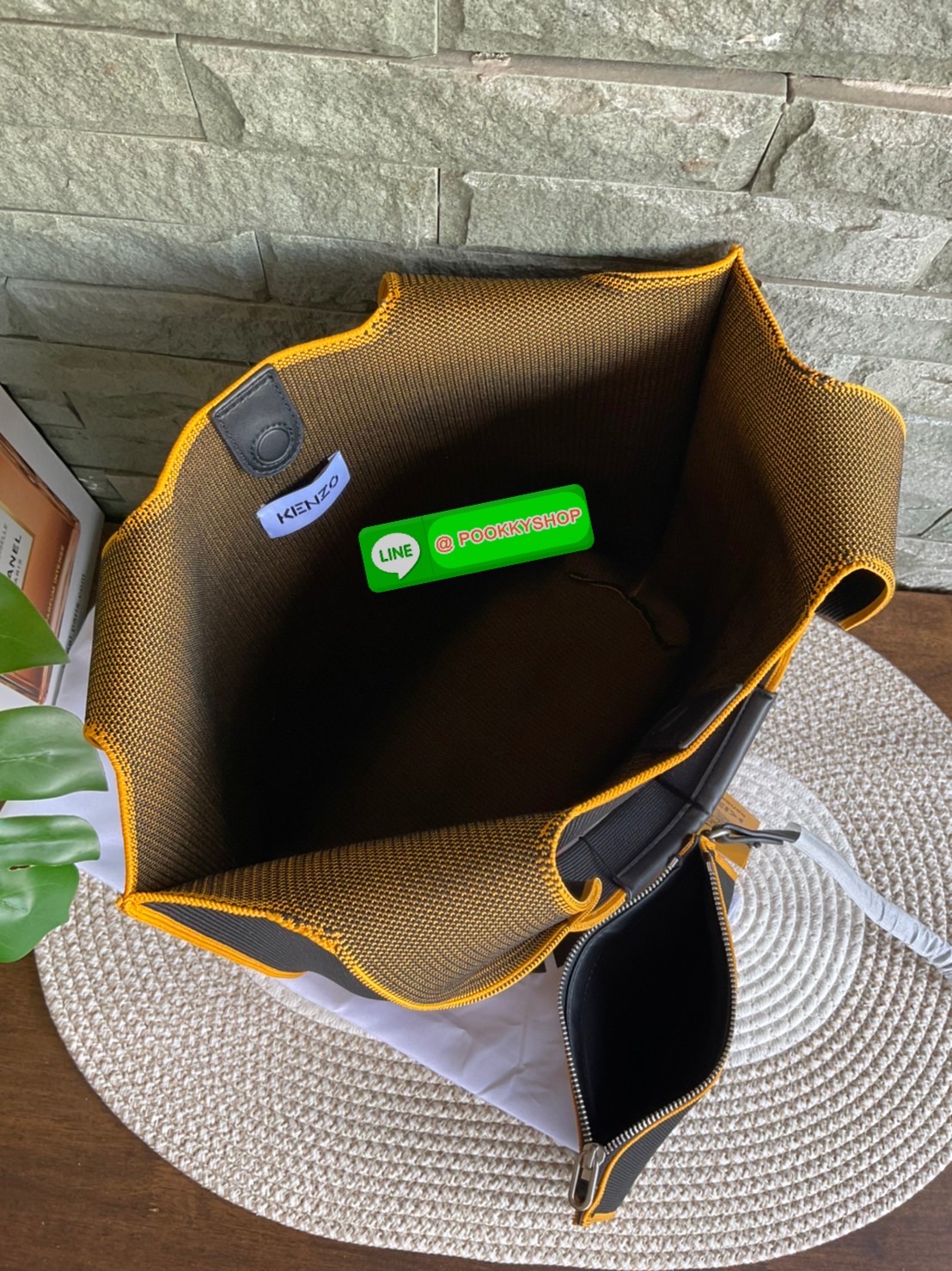 🚚 พร้อมส่ง 🚚 KENZO X KANSAI YAMAMOTO TIGER TOTE BAG กระเป๋าสะพายไหล่ ทรง โท้ทิสี ดำ และ น้ำเงินเข้ม x คันไซ ยามาโมโตะ Three Tigers จาก KENZO โดดเด่นด้วยลวดลายปัก วัสดุเป็นผ้าอย่างหนานุ่มคุณสมบัติพิเศษเฉพาะแบรนด์ น้ำหนักเบามากๆ หูหิ้วด้านบน