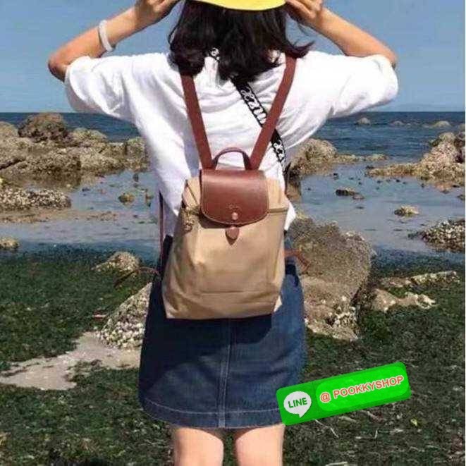 Longchamp le pliage original backpack 🔆 Details สวยคลาสสิคต้องไม่พลาด กับกระเป๋าสะพายทรงเป้ ขนาดกำลังดี น้ำหนักเบา ดีไซน์เรียบง่าย แต่ดูแพง ปากกระเป๋าออกแบบให้มีฝาปิดและซิปแน่นหนา สายสะพายสามารถปรับใช้ตามชอบ ภายในโล่งกว้าง จุของได้สบายๆ พกพาไปไหนก