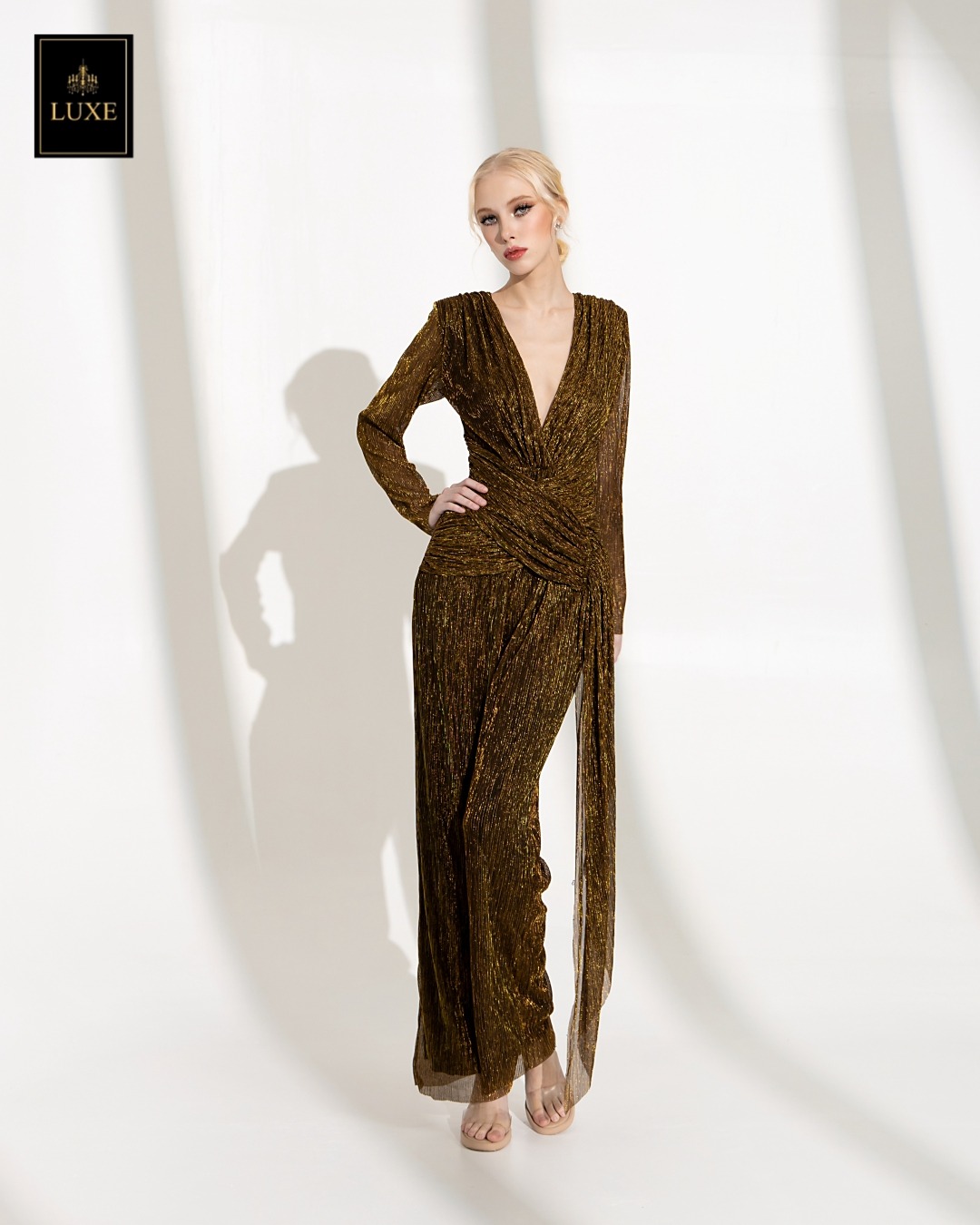 จั๊มสูทแฟชั่น จั๊มพ์สูทเสื้อคอวีป้ายแขนยาว กางเกงขากระบอกตรง