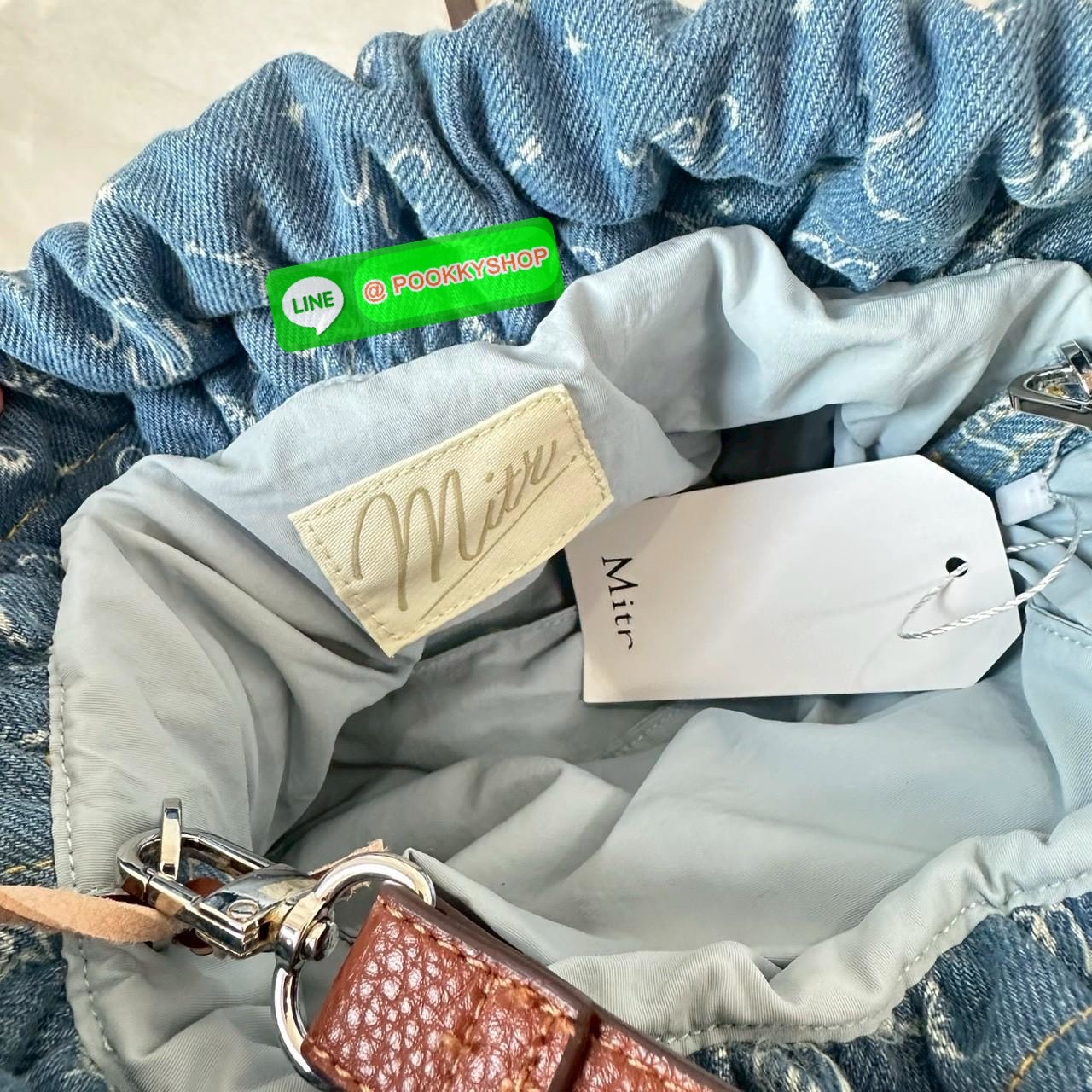Mitr scrunchy bag 🔖กระเป๋ายีนส์สุดน่ารักเนื้อนุ่มพิมพ์ลาย Monogram ของ Mitr จุของได้เยอะรูปทรงแบบรูดได้ น้ำหนักเบาสุดๆ สะพายเป็น Shoulder Bag หรือถอดสายและถือเป็น Clutch Bag ก็ได้ ดีเทล Charm ห้อยโลหะสีเงิน โดดเด่นสุดๆ