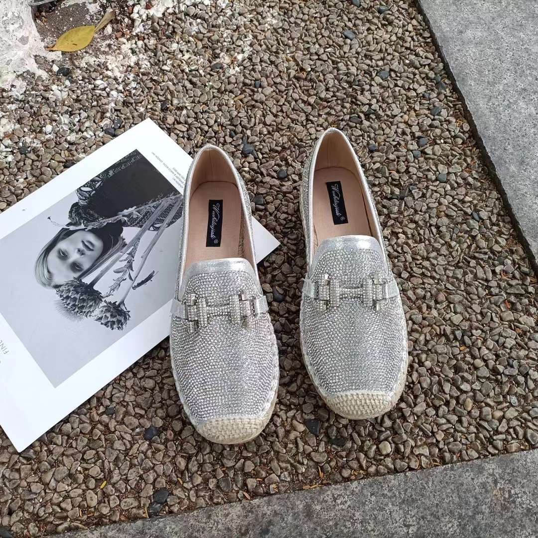 พร้อมส่งคะ Slip on shoe งาน slip on signature ของทางร้าน (เพชร)เพชรวิ้งวับเกร๋ๆ สวยยืน1 🥇มาแล้วจ้า ทรงสวยอย่างดี งานเกร๋เรียบหรูดูแพง 👑ตัวนี้ห้ามพลาด ใส่สบายจะแมตช์กับกางเกง👖หรือกระโปรง👗ก็ได้ค่ะ แม่ค้าคอนเฟริม ห้ามพลาดเลยจ้