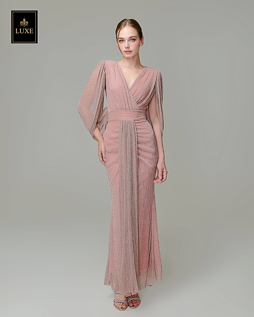 เดรสแฟชั่น แม็กซี่เดรสเสื้อคอวีคลุมแขน กระโปรงเข้ารูปตรงสะโพก จับเดรปตรงกลาง