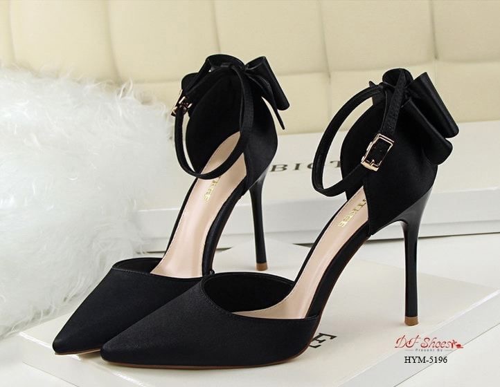 สินค้าพร้อมส่ง รองเท้าส้นสูงหัวแหลมรัดข้อนำเข้า วัสดุหนัง PU บุผ้าซาตินด้านนอก ดีไซน์โบว์ด้านหลัง เรียบหรู งานคุณภาพดีมาก งานจริงเหมือนรูป แมทง่ายกับทุกชุด ใส่ออกงานก็สวยหรูค่ะ