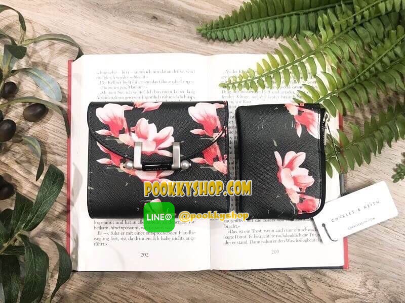 พร้อมส่งความน่ารัก! BEST SELLER! CHARLES & KEITH Peforated Wallet กระเป๋าสตางค์ใบสั้นพับ3ตอนรุ่นยอดนิยมวัสดุหนัง Saffiano สีดำประดับลายดอกไม้ Van Goh คลาสสิค ดีไซน์สวยเก๋ไม่ซ้ำใคร ด้านหน้าปั้มโลโก้เปิดปิดด้วยกระดุมเเม่เหล็ก ภายในมีกระเป๋าเล็กช่องซิปสำหรับ