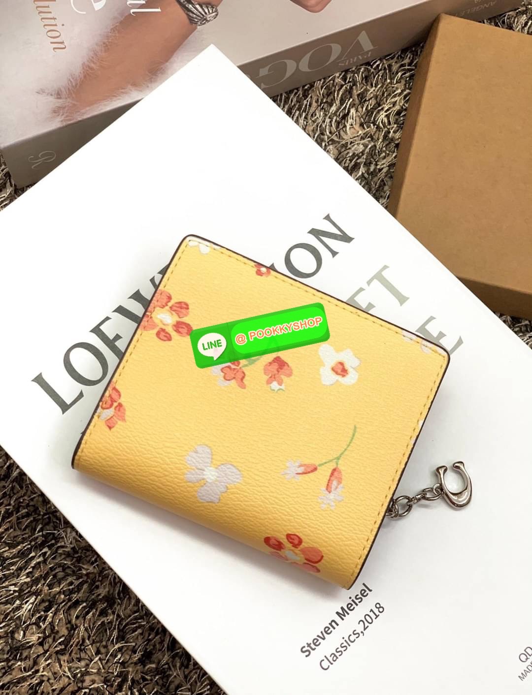 COACH SNAP WALLET ((8704//6941)) 🌍พร้อมส่ง ห้ามพลาด ก่อนหมดค่ะ! ✔️กระเป๋าเงินใบสั้น หนังแท้ แต่ละสีปริ้นลายได้สวยงาม แตกต่างกันไปค่ะ ✔️เปิด-ปิดกระเป๋าแบบกระดุม ภายในมีช่องใส่ธนบัตรตามยาว และช่องเสียบบัตร5ช่อง//มีช่องซิปแยกฝั่งห้อยด้ว