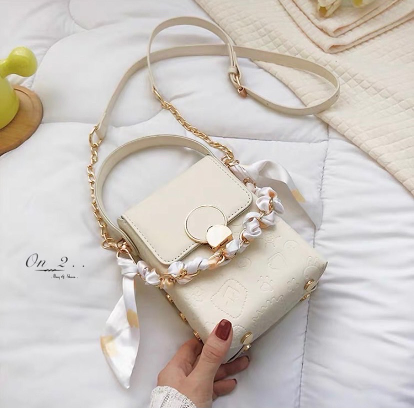 กระเป๋าสะพายข้างทรงกล่อง ไซส์มินิสะพายง่ายแมทเข้ากับทุกลุค สายสะพายยาวครอสบอดี้ได้ค่ะ ใส่โทรศัพท์ใส่ของจุกจิก