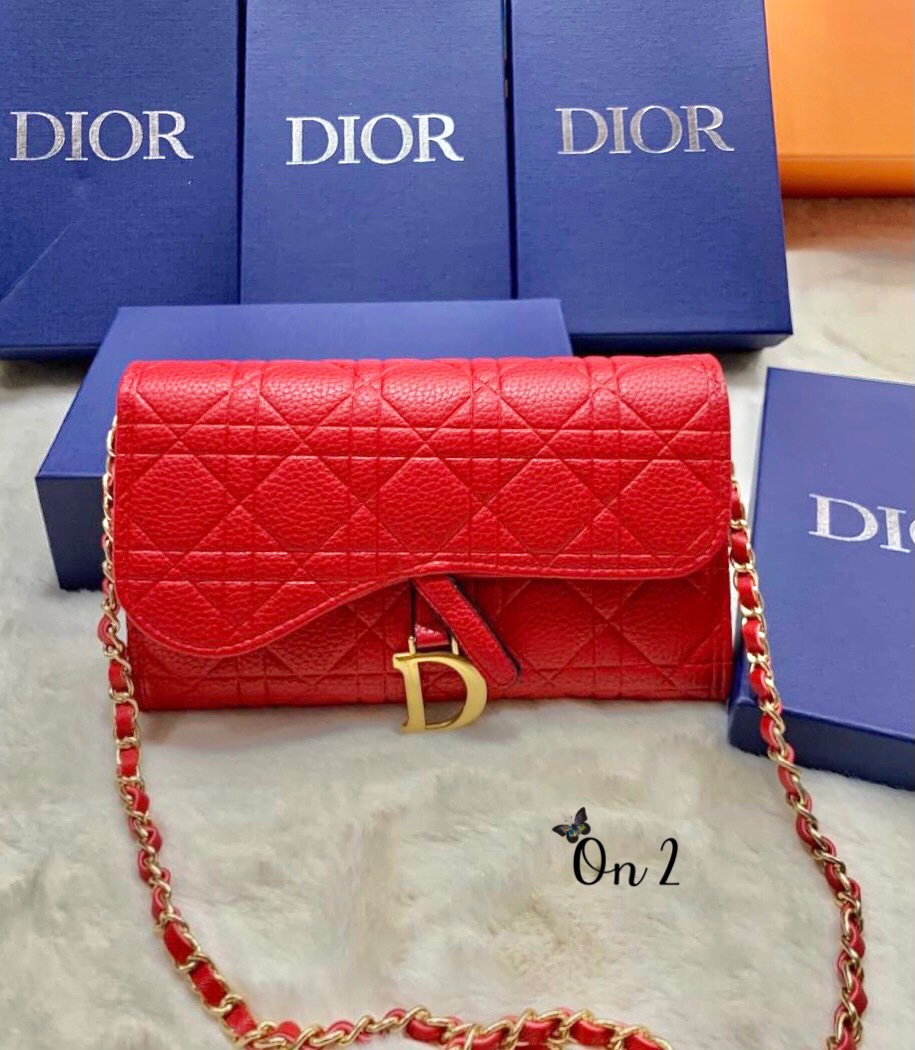Dior oblique bag กระเป๋า Dior ทรงเหลี่ยมหนังปั้มลายซิกเนเจอร์ของแบรนด์ มีช่องเก็บแบงค์ เก็บการ์ด ใช้เป็นกระเป๋าสะพายและกระเป๋าสตางค์ได้ในตัวค่ะ อะไหล่D สีทองสวยหรูพร้อมส่ง 4 สี