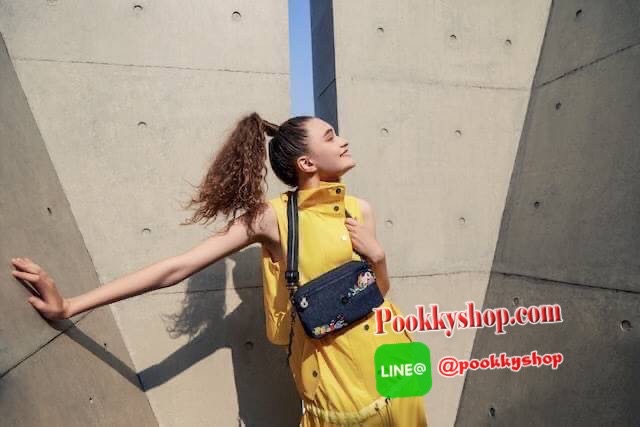 KIPLING HALIMA CROSSBODY AND BELT BAGS ใหม่ล่าสุดกับคอลเลคชั่น Angel Chen นักดีไซน์เนอร์ชื่อดัง รุ่นนี้เป็นได้หลากหลายสไตล์ ไม่ว่าจะเป็นสะพายข้าง สะพายไหล่ หรือจะเป็นแบบคาดอกหรือคาดเอว ให้คุณได้เลือกสวมใส่ได้ตามสไตล์ของคุณ ด้านหน้าและด้านหลังเป็นงานปักที่