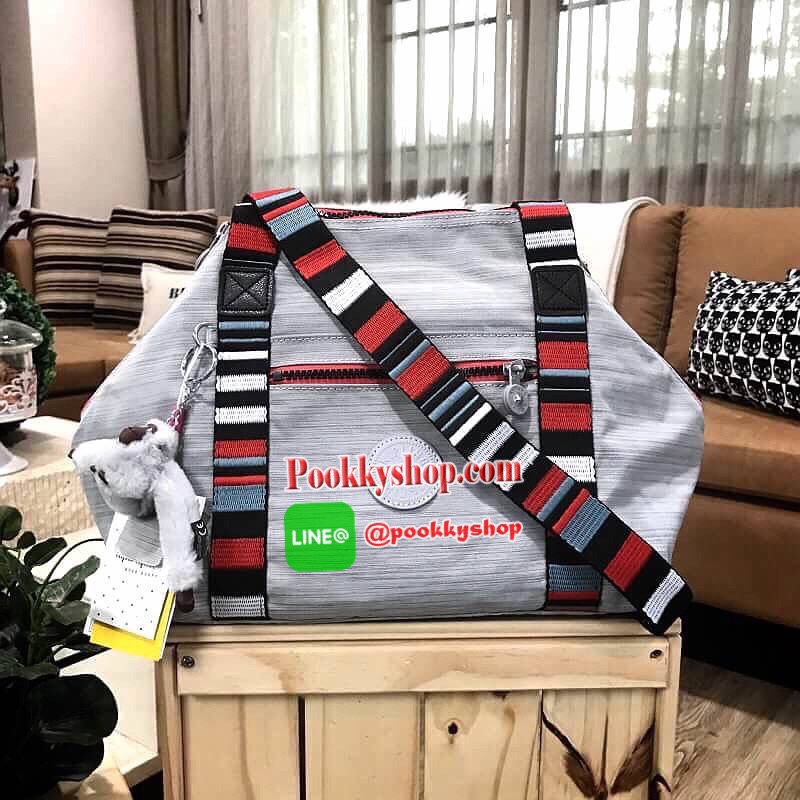 NEW ARRIVAL! KIPLING ART NYLON HANDBAG กระเป๋าถือหรือสะพายรุ่นแนะนำวัสดุ Nylon+Polyester100% น้ำหนักเบา โดดเด่นที่สามารถรูดซิปมุมกระเป๋าเปลี่ยนทรงได้ไม่จำเจ มีหูหิ้วสะพายไหล่เเละสายยาว crossbody เลื่อนปรับระดับได้ มือจับหูหิ้วเป็นหนังปั้มโลโก้ เปิดปิดด้วย