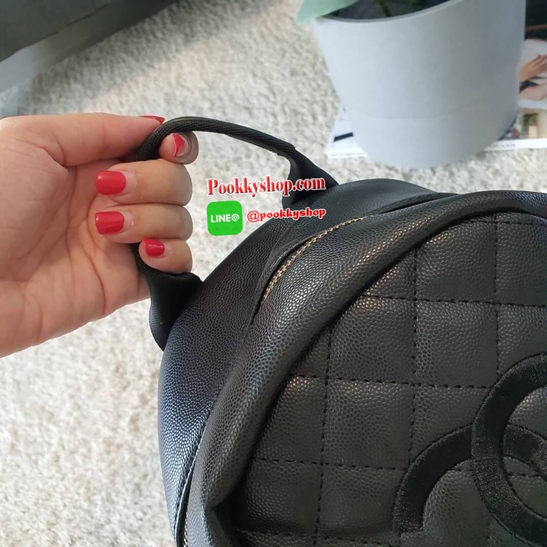 NEW ARRIVAL!! CHANEL CAVIER BACKPACK VIP GIFT BAG จากเคาร์เตอร์ต่างประเทศ วัสดุหนังพียูพรีเมี่ยมลายคาเวียร์ คุณภาพดี แข็งแรง ทนทาน กันน้ำได้ ขนาดไซส์เอ็ม กำลังน่ารัก ด้านหน้ามีช่องซิปใส่ของ เปิดปิดด้วยที่ห้อยซิป CC แบรนด์ ด้านในช่องใหญ่บุด้วยผ้าซับใน มีช่