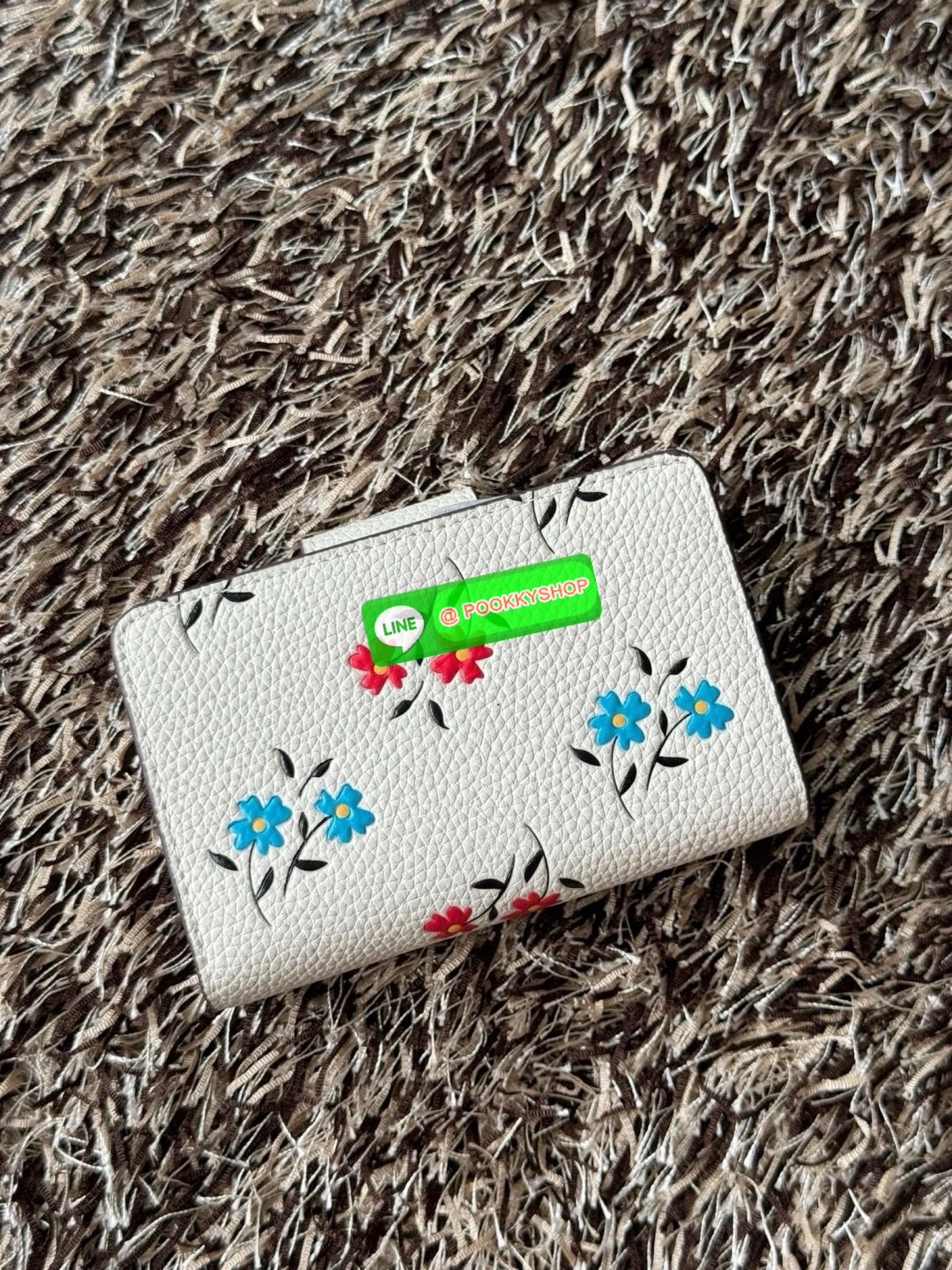 COACH MEDIUM CORNER ZIP WALLET IN SIGNATURE CANVAS กระเป๋าสตางค์ขนาดกลางที่ถือว่าเป็นไอเทม Must Have ของทุกเพศทุกวัยที่ต้องพกติดตัวไว้ตลอดเวลา เพราะนอกจากจะช่วยจัดเก็บเงิน บัตรประชาชน บัตรเครดิตและต่าง ๆ ให้เป็นระเบียบเรียบร้อยยังต้องคำนึงถึงประโยชน์ใช้สอ