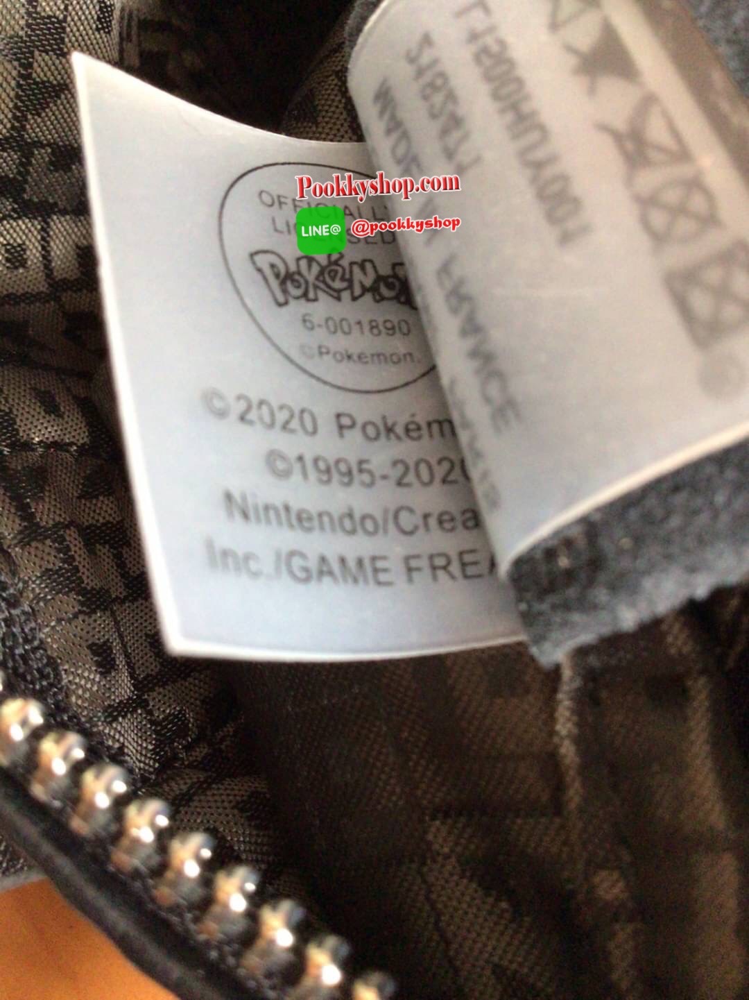 🚚 พร้อมส่ง 🚚 LONGCHAMP X POKE’MON TOP HANDLE BAG XS ขนาด มินิ รุ่น 1500 Collection LE PLIAGE CUIR Fall/ Winter เรียบหรูอย่างฝรั่งเศสกับความน่ารักคาวาอิแบบญี่ปุ่นมาผสม ซึ่งจะเป็นการนำเอาลวดลายพิคาชูมารังสรรค์ลงในกระเป๋าสุดคลาสสิกของแบรนด์ ก