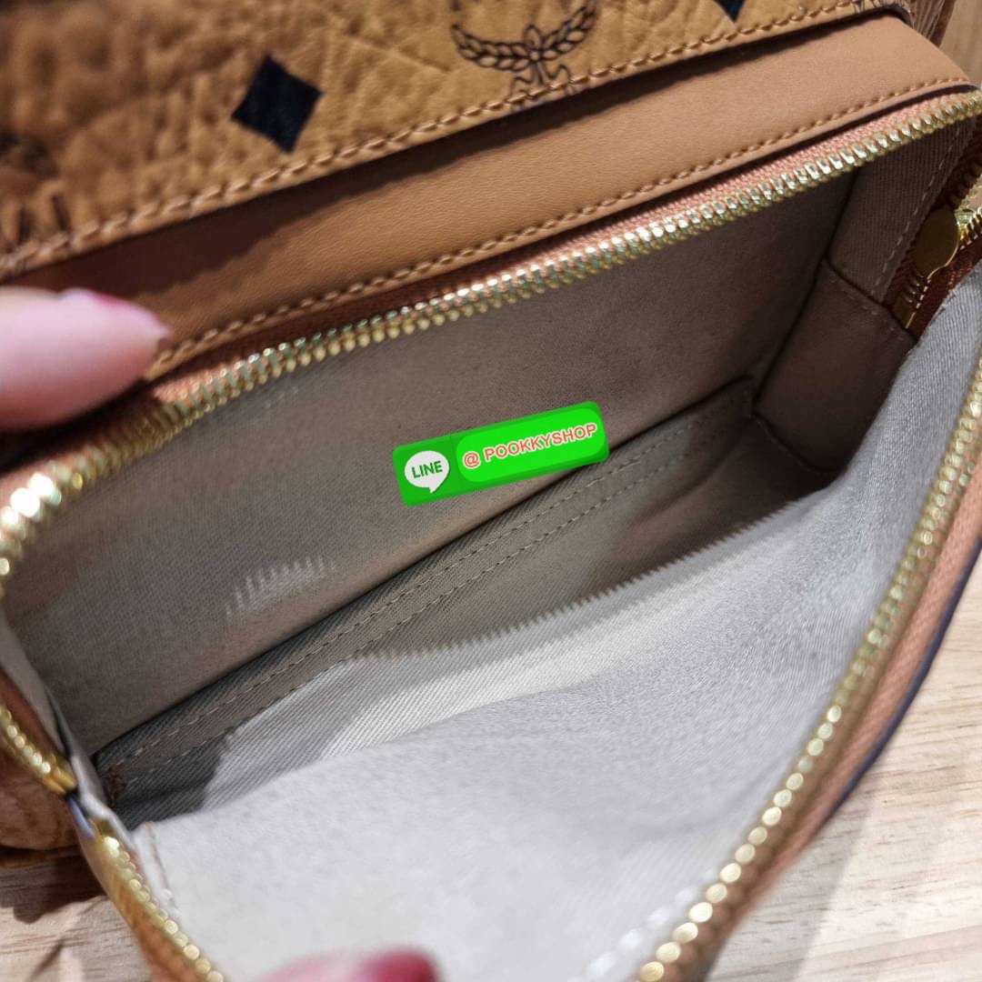 MCM KLASSIK CROSSBODY IN GEO LAUREL คอลเลคชั่นใหม่ที่เพิ่มความสไตลิชให้กับกระเป๋า ด้วยโลโก้จีโอลอเรล โดดเด่นสวยคม กระเป๋าสะพายข้างทรงคลาสสิค ขายดี วัสดุหนังแคนวาสคุณภาพ มีช่องหลัก 2 ช่อง เปิด-ปิดด้วยซิป ด้านหลังมีช่องย่อยอีกหนึ่ง ภายในโล่งกว้าง ใส่กระเป๋า